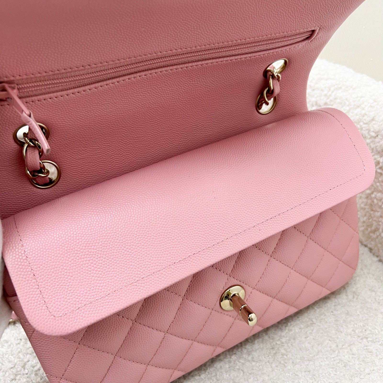 Chanel Small Classic Flap CF in 22C Sakura roze kaviaar LGHW