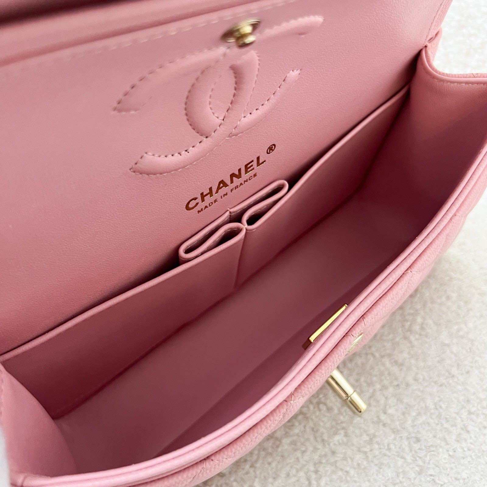 Chanel Small Classic Flap CF in 22C Sakura roze kaviaar LGHW
