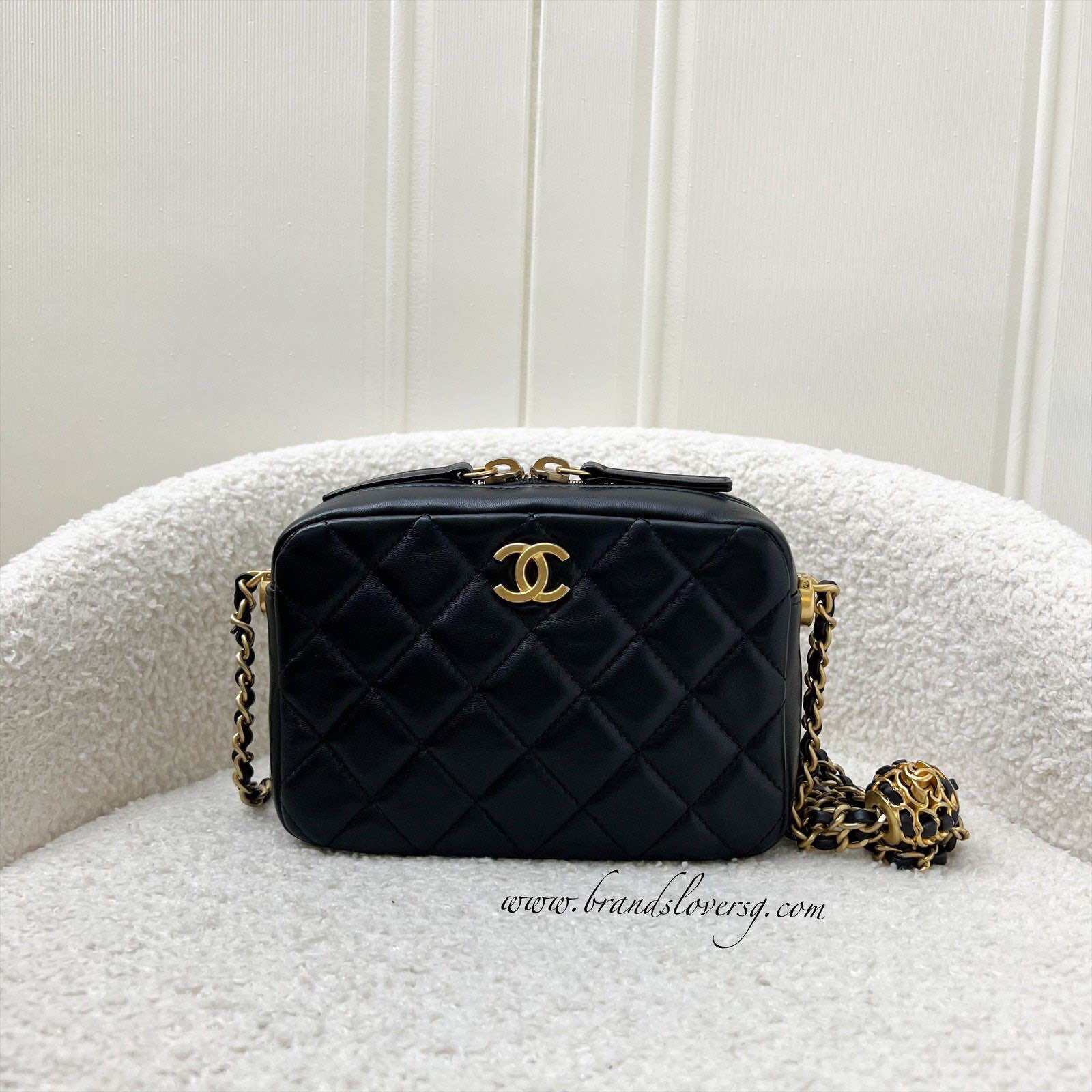 Borsa per fotocamera Chanel 22S Pearl Crush in pelle di agnello nera AGHW