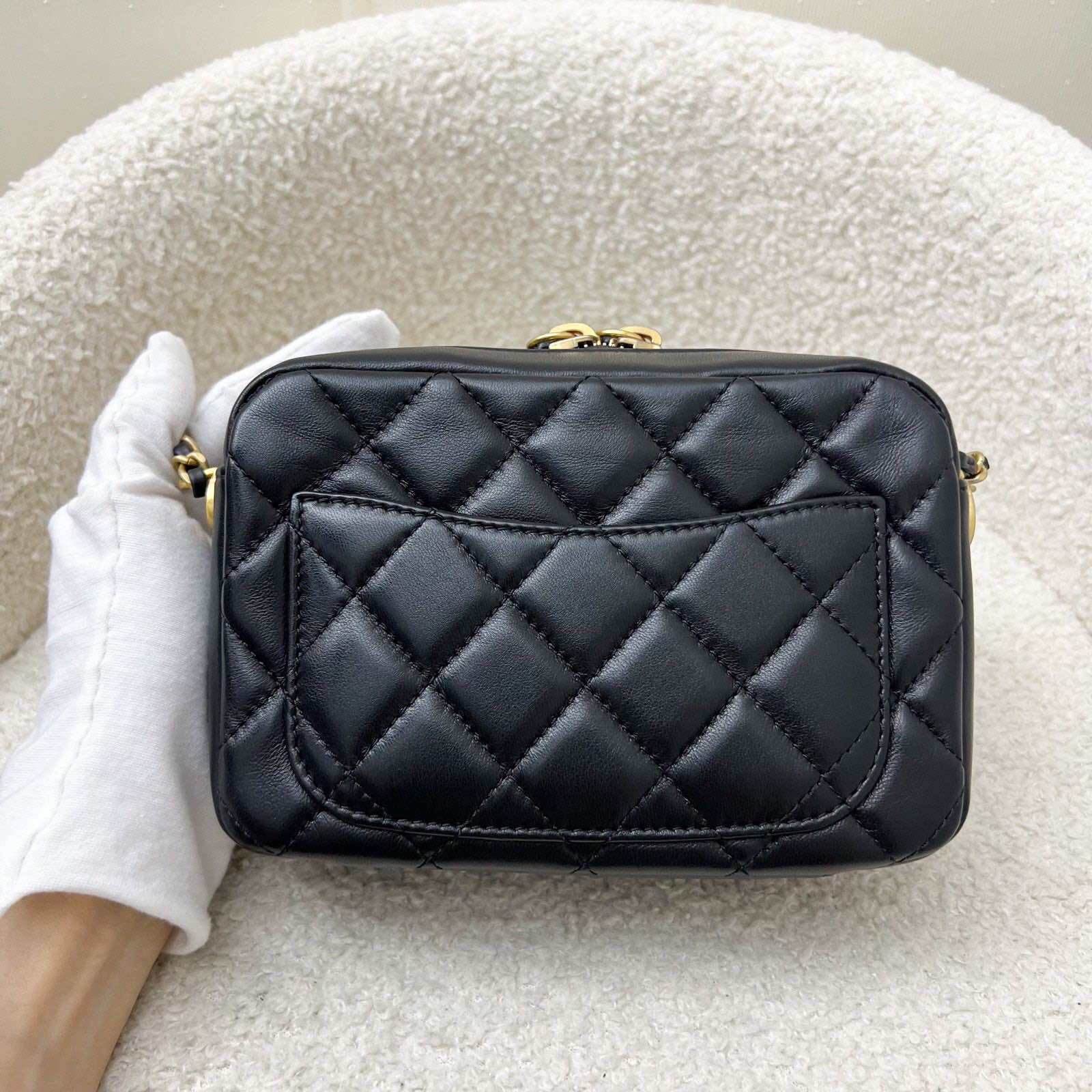Bolsa para cámara Chanel 22S Pearl Crush en piel de cordero negra AGHW