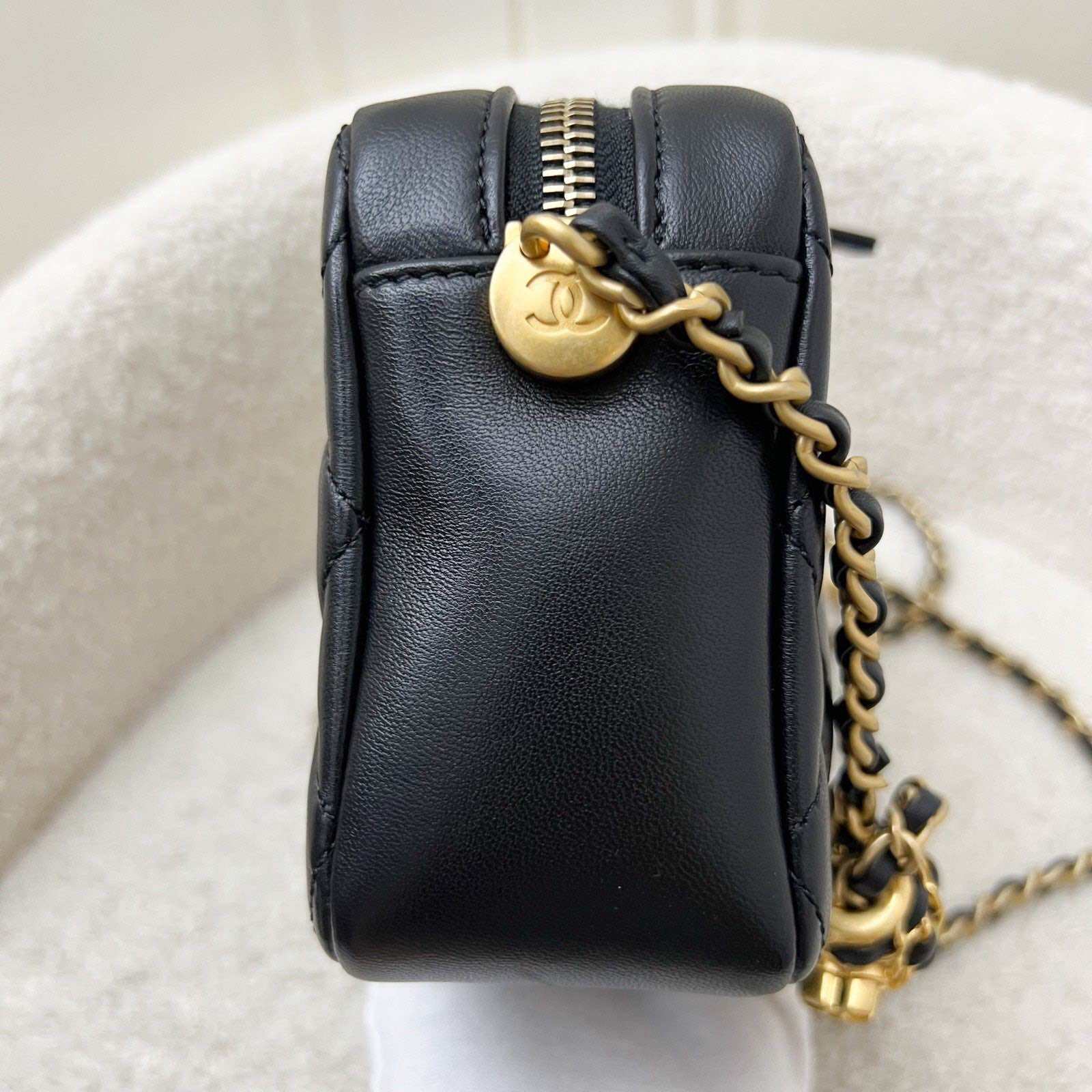 Bolsa para cámara Chanel 22S Pearl Crush en piel de cordero negra AGHW