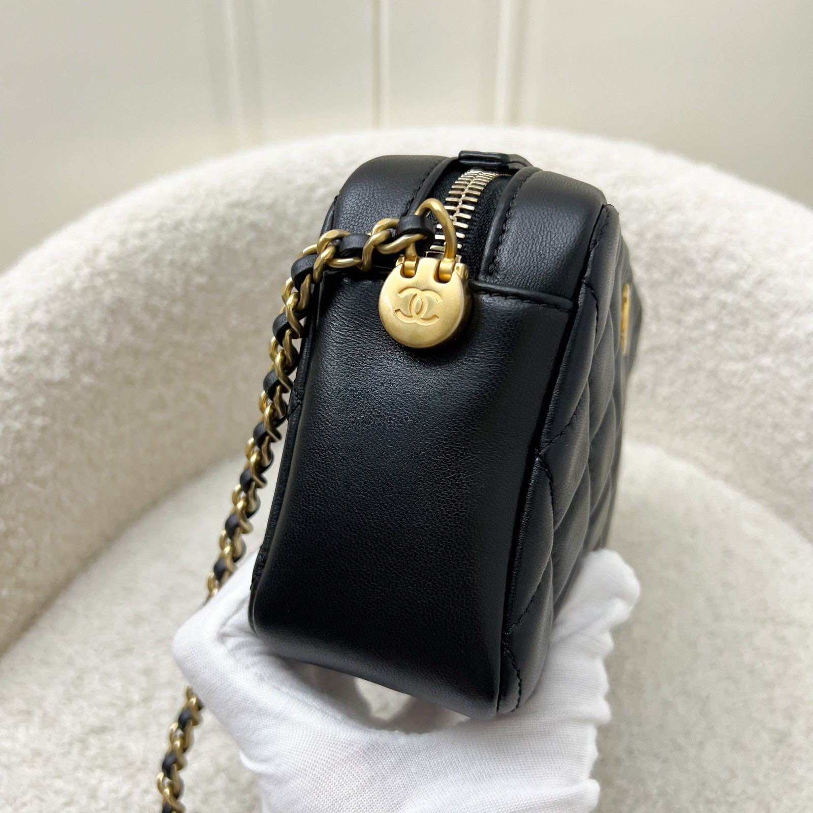 Bolsa para cámara Chanel 22S Pearl Crush en piel de cordero negra AGHW
