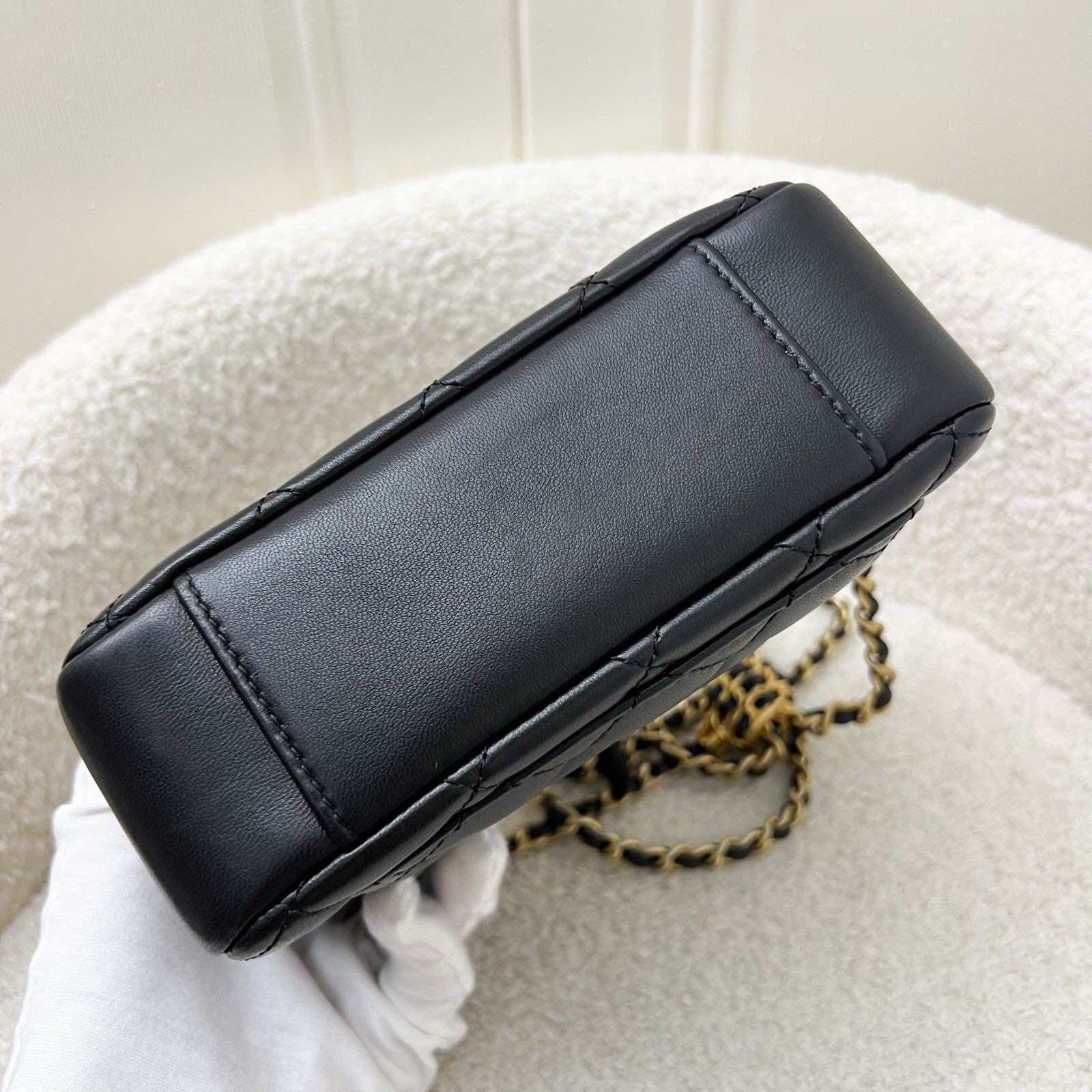 Bolsa para cámara Chanel 22S Pearl Crush en piel de cordero negra AGHW