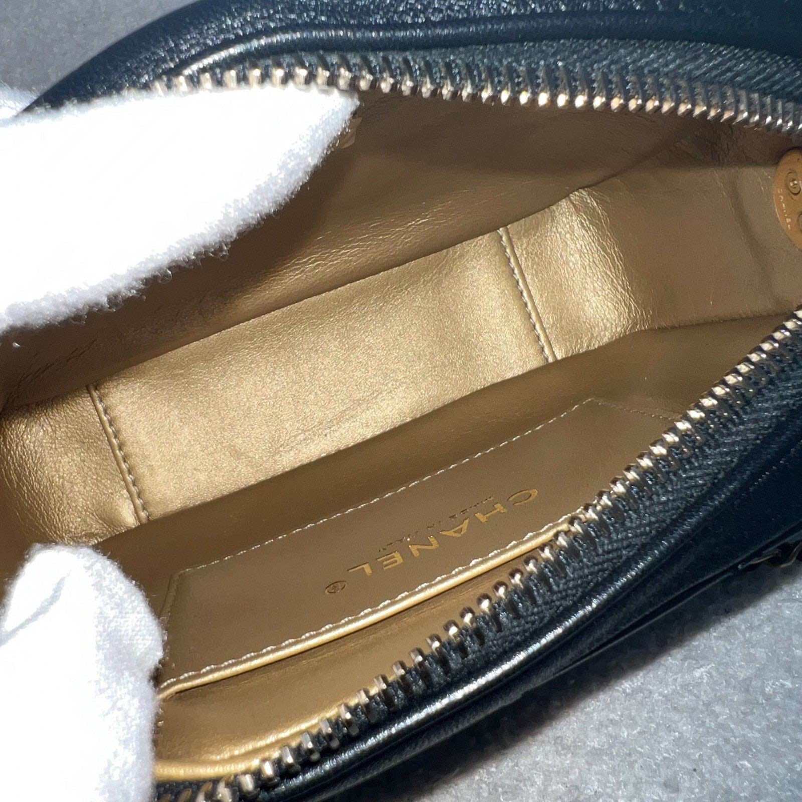 Bolsa para cámara Chanel 22S Pearl Crush en piel de cordero negra AGHW