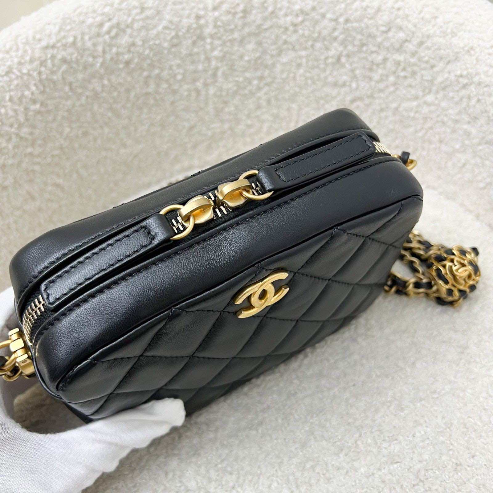 Bolsa para cámara Chanel 22S Pearl Crush en piel de cordero negra AGHW