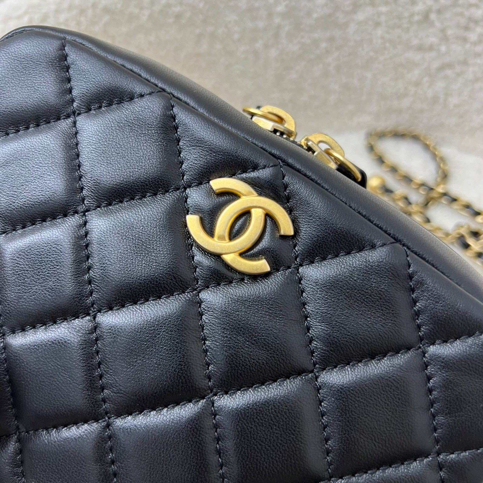 Bolsa para cámara Chanel 22S Pearl Crush en piel de cordero negra AGHW