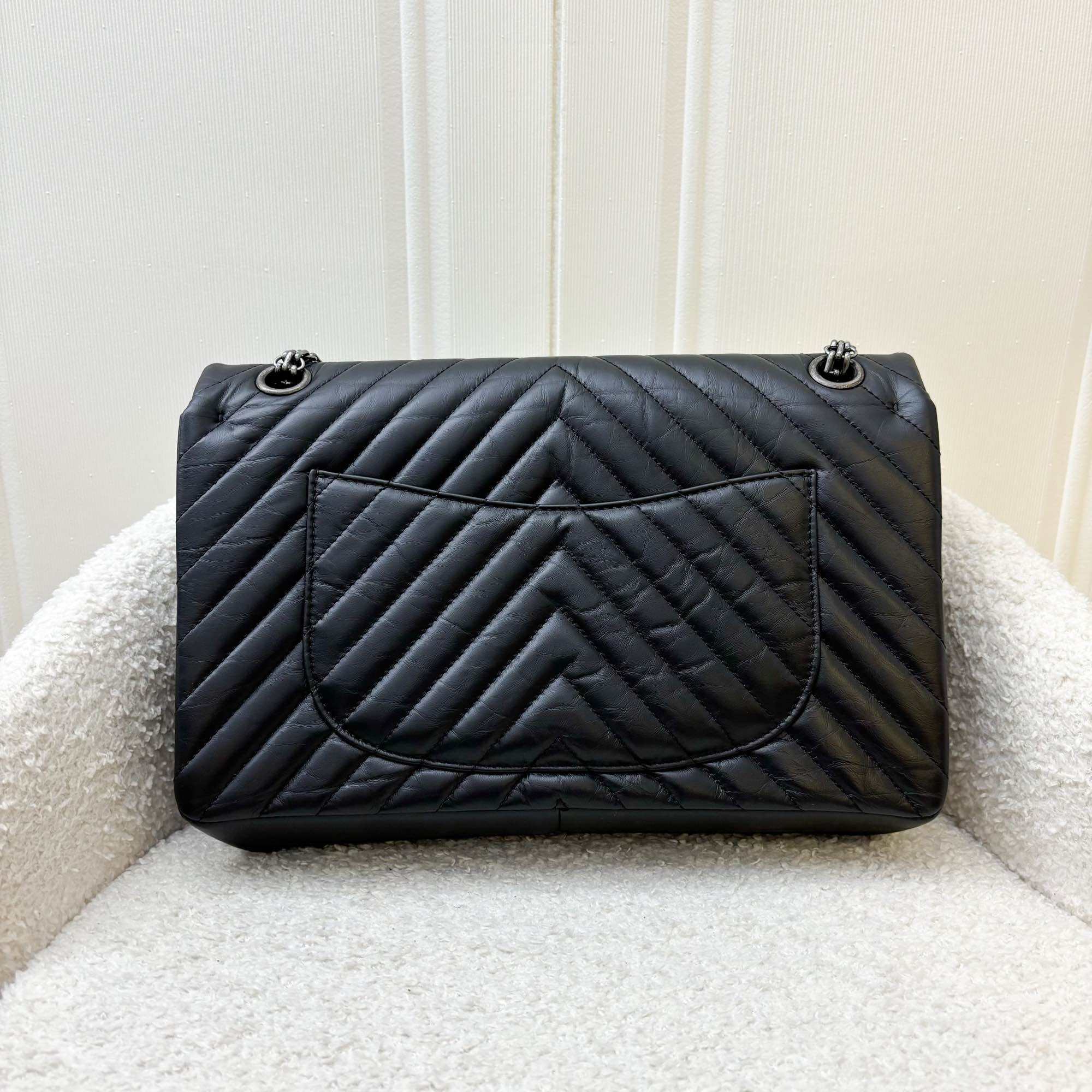 Chanel 2.55 Reissue 226 Flap berbahan Kulit Chevron Hitam dan RHW