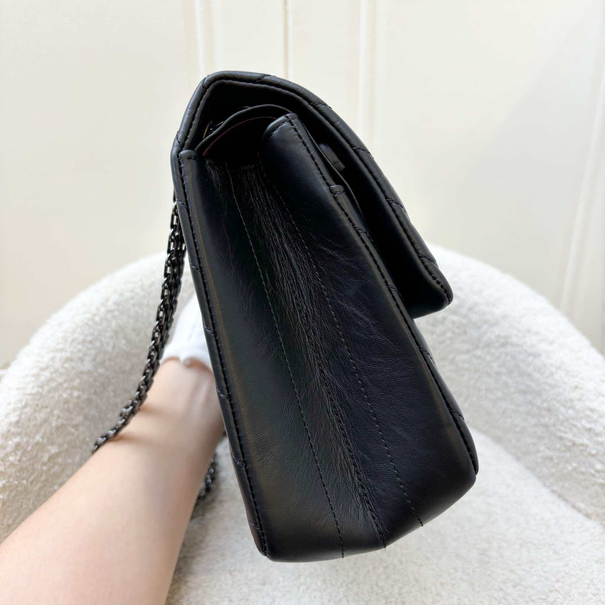 Chanel 2.55 Reissue 226 Flap berbahan Kulit Chevron Hitam dan RHW