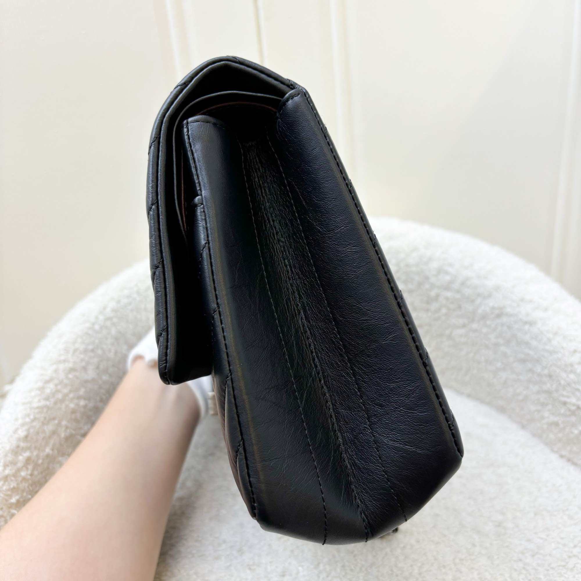 Chanel 2.55 Reissue 226 Flap berbahan Kulit Chevron Hitam dan RHW
