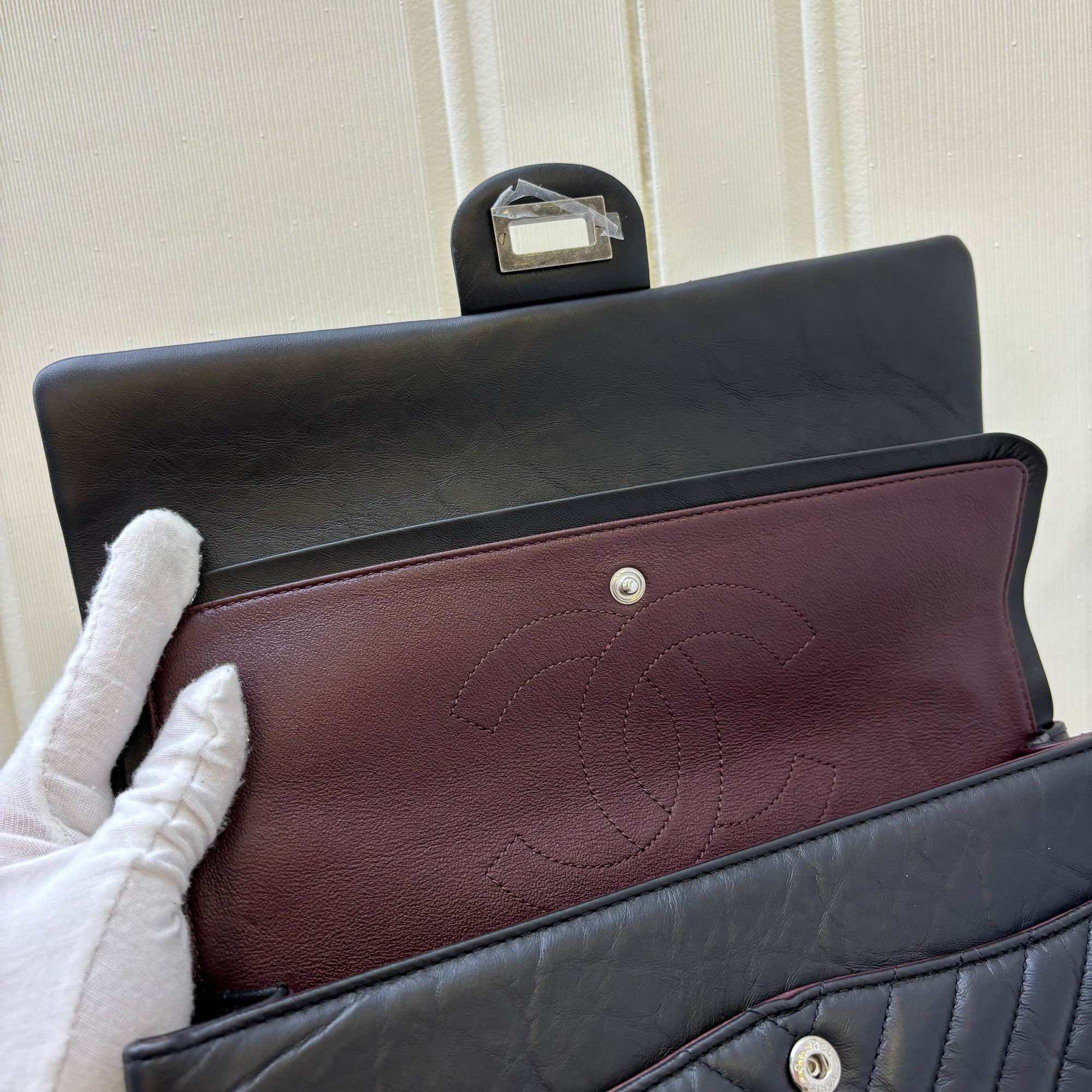 Chanel 2.55 Reissue 226 Flap berbahan Kulit Chevron Hitam dan RHW