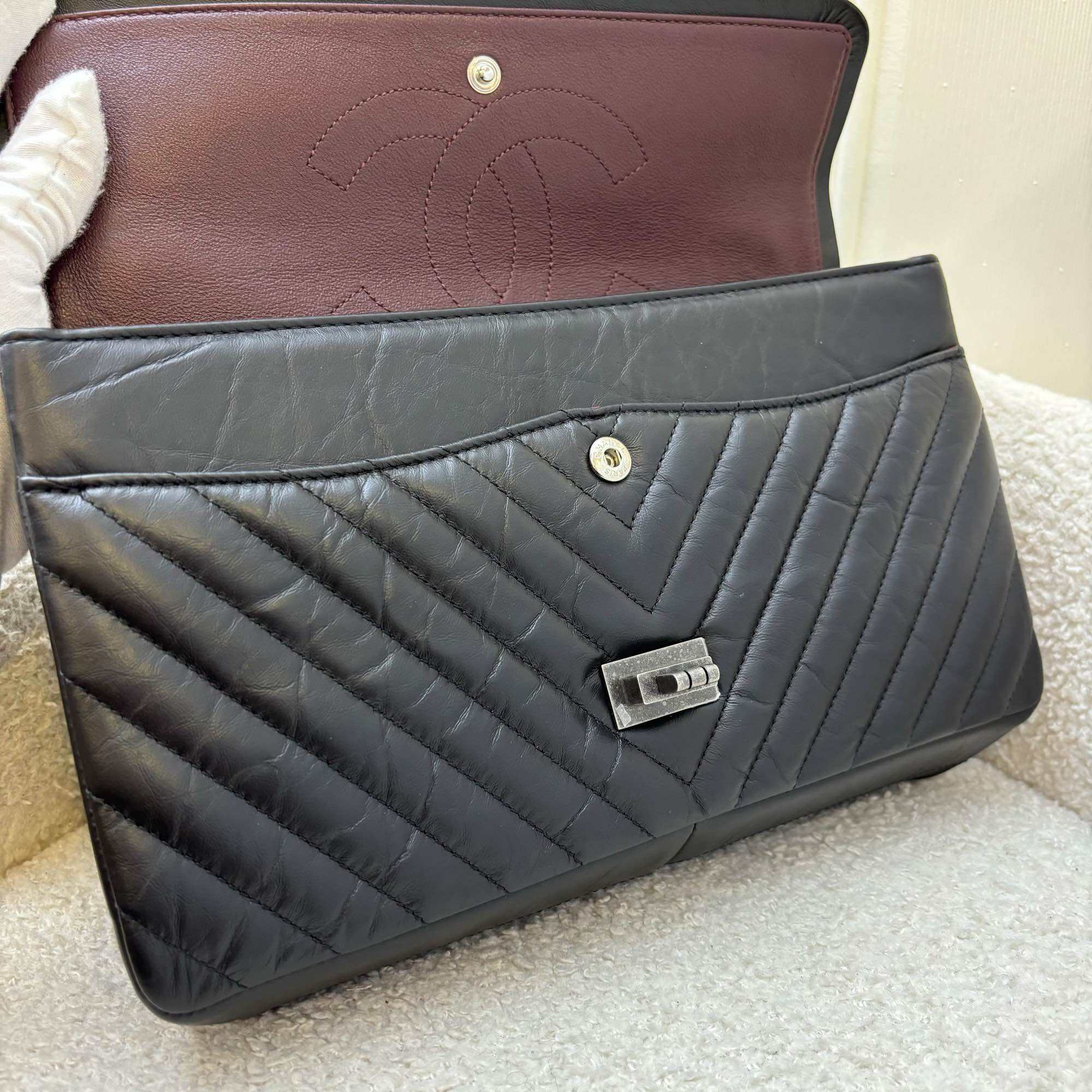 Chanel 2.55 Reissue 226 Flap berbahan Kulit Chevron Hitam dan RHW