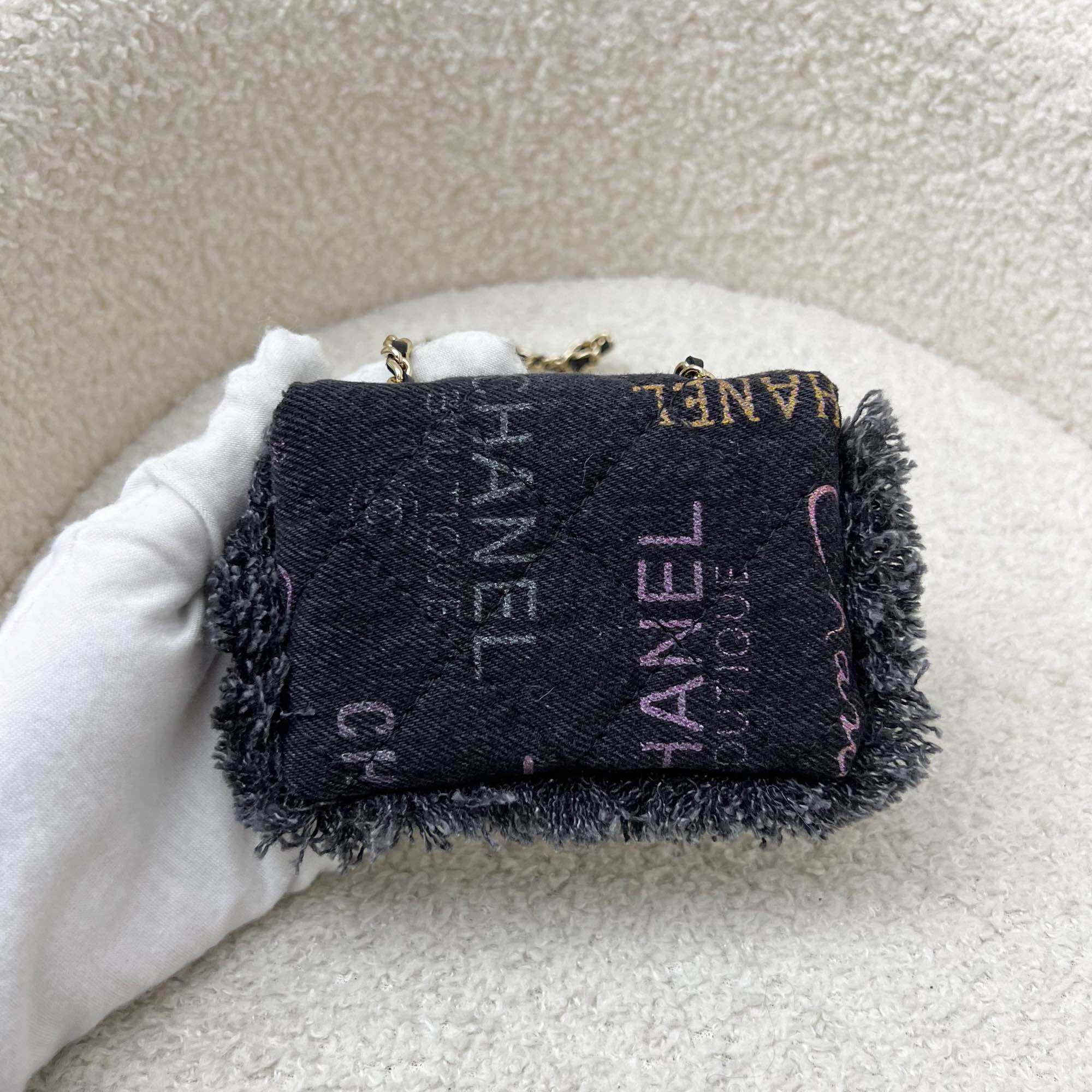 Marsupe/pochette con catena Chanel 22P in denim nero stampato e GHW