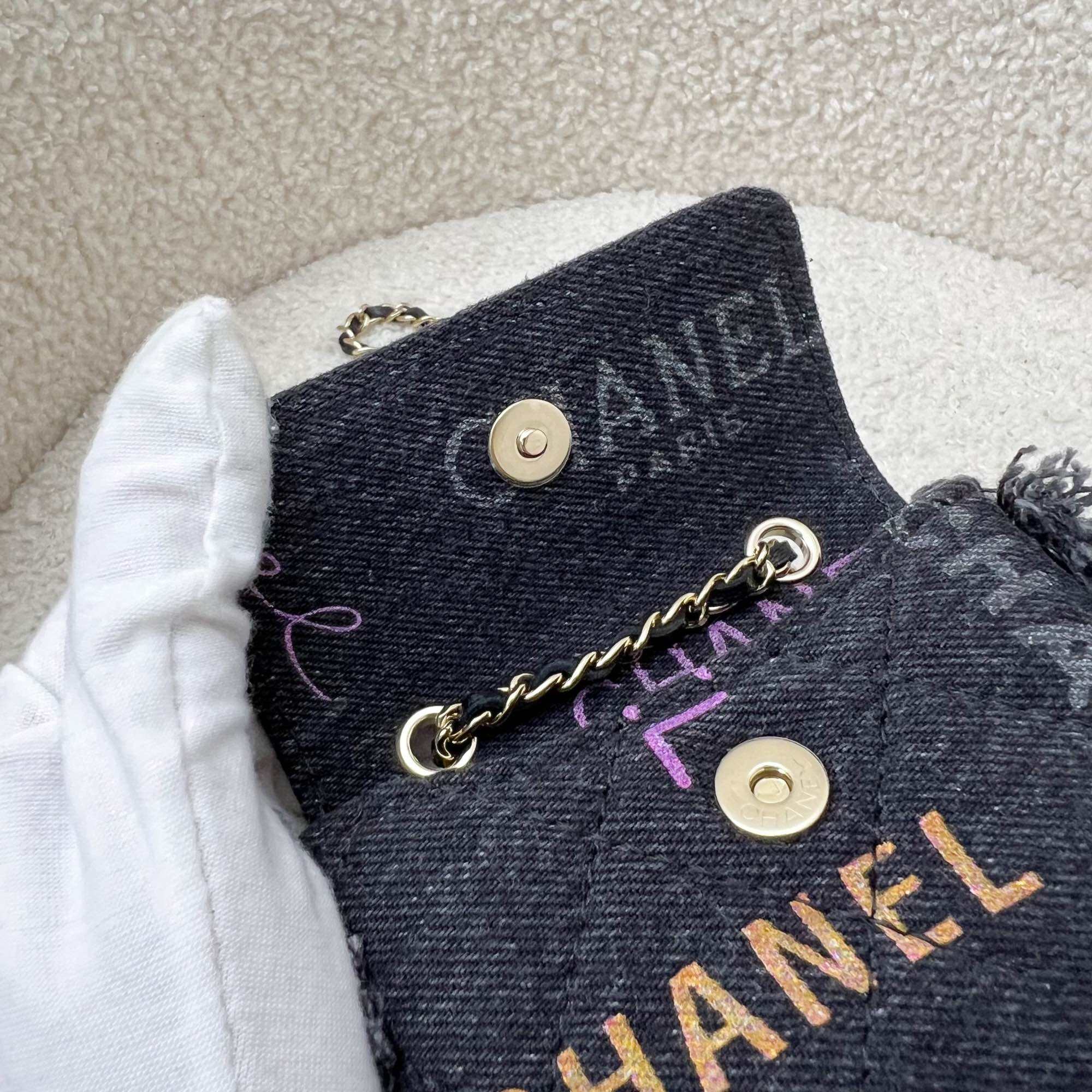 Marsupe/pochette con catena Chanel 22P in denim nero stampato e GHW