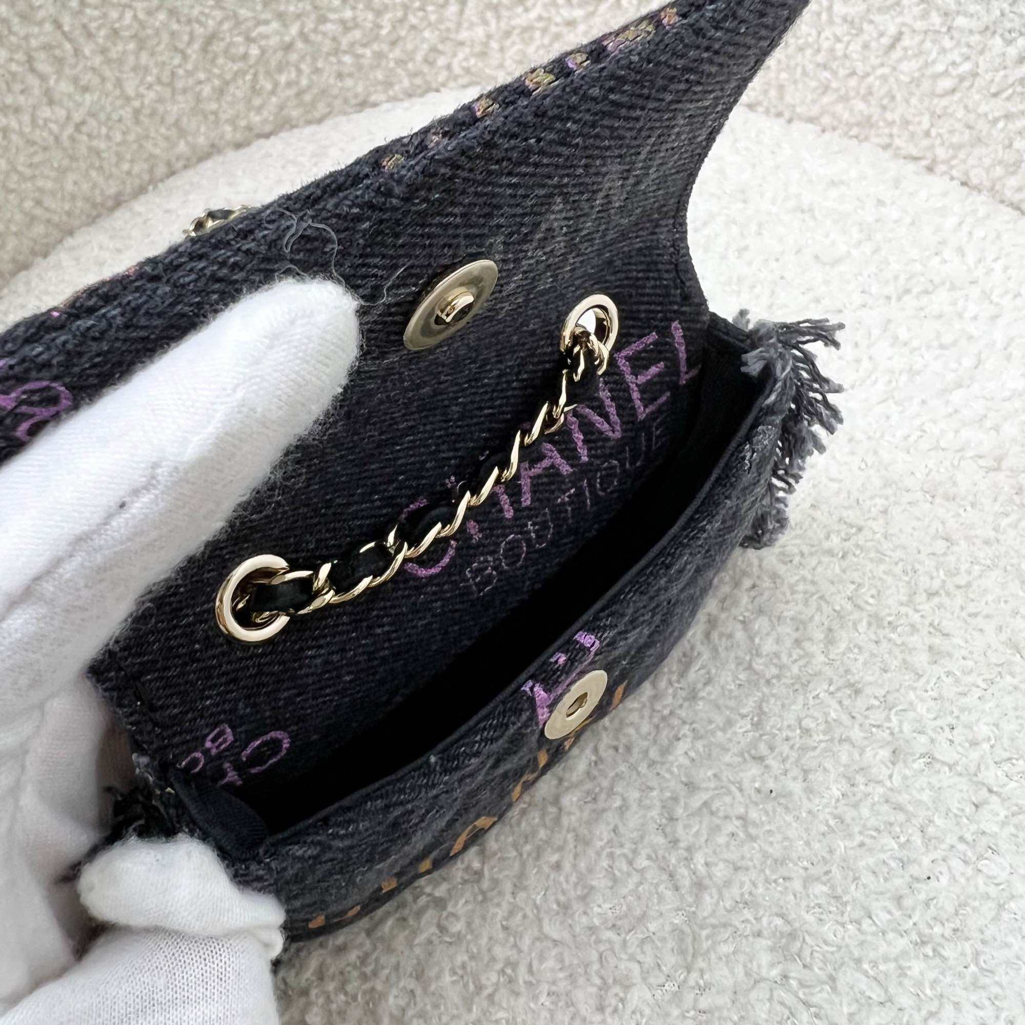 Marsupe/pochette con catena Chanel 22P in denim nero stampato e GHW