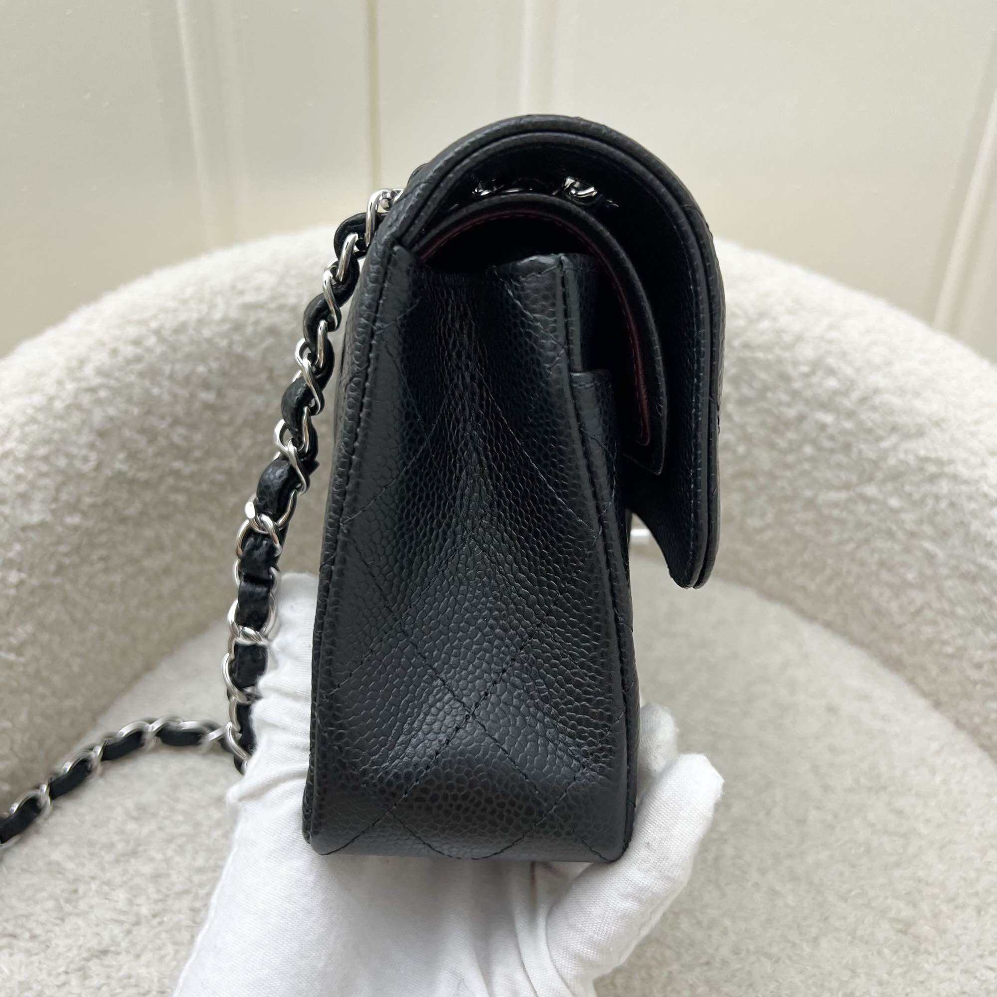 Chanel Small Classic Flap CF in caviale nero e SHW