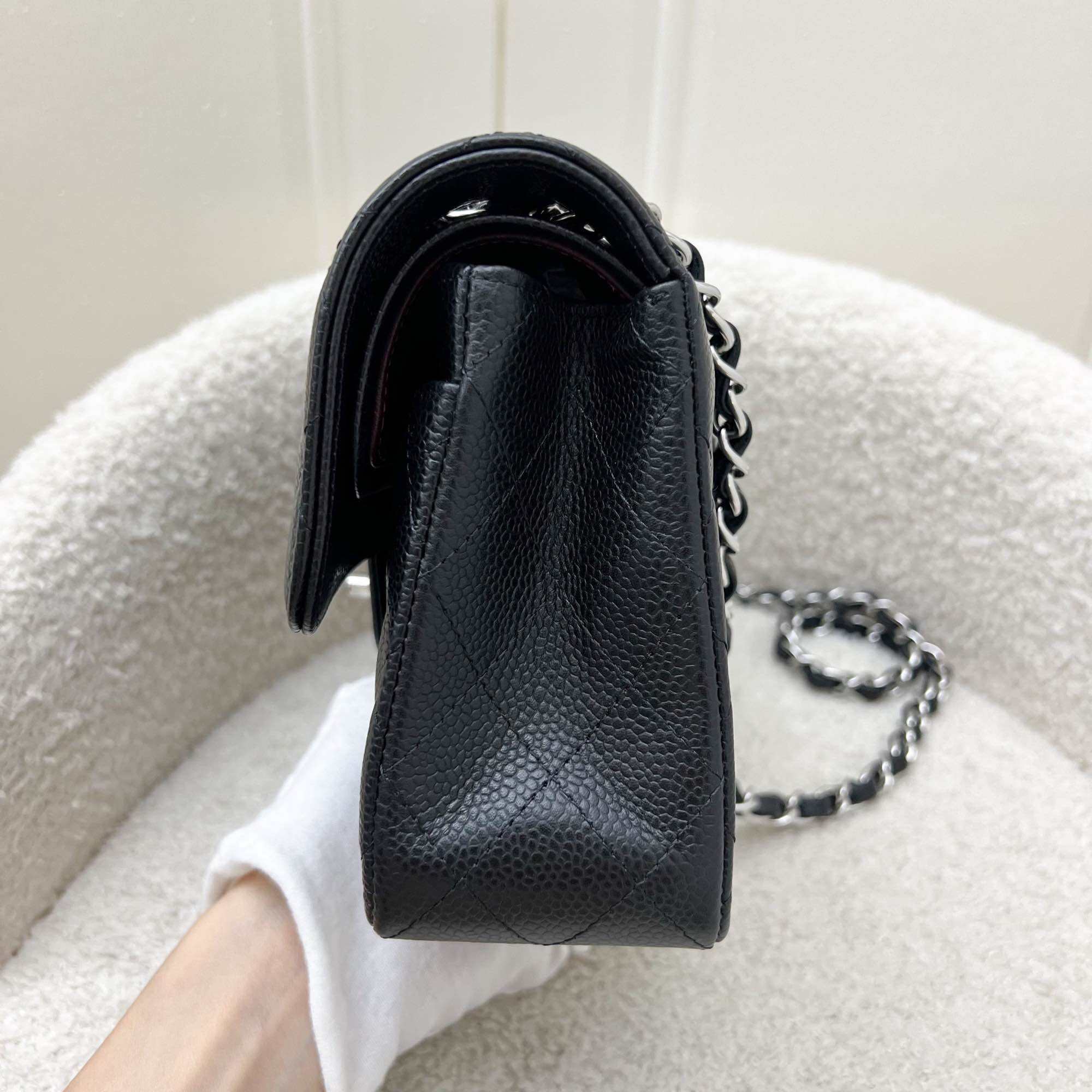 Chanel Small Classic Flap CF in caviale nero e SHW