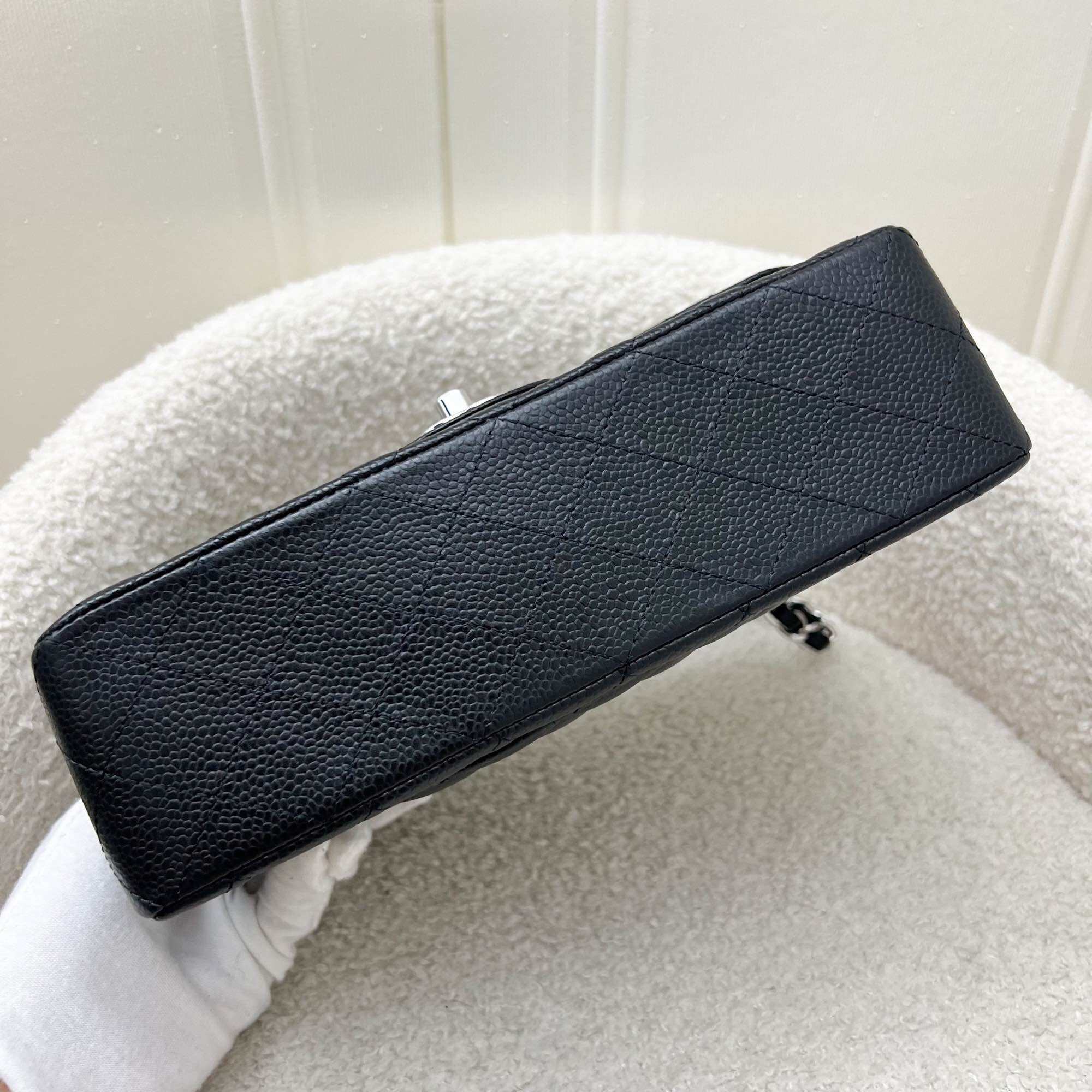 Chanel Small Classic Flap CF in caviale nero e SHW