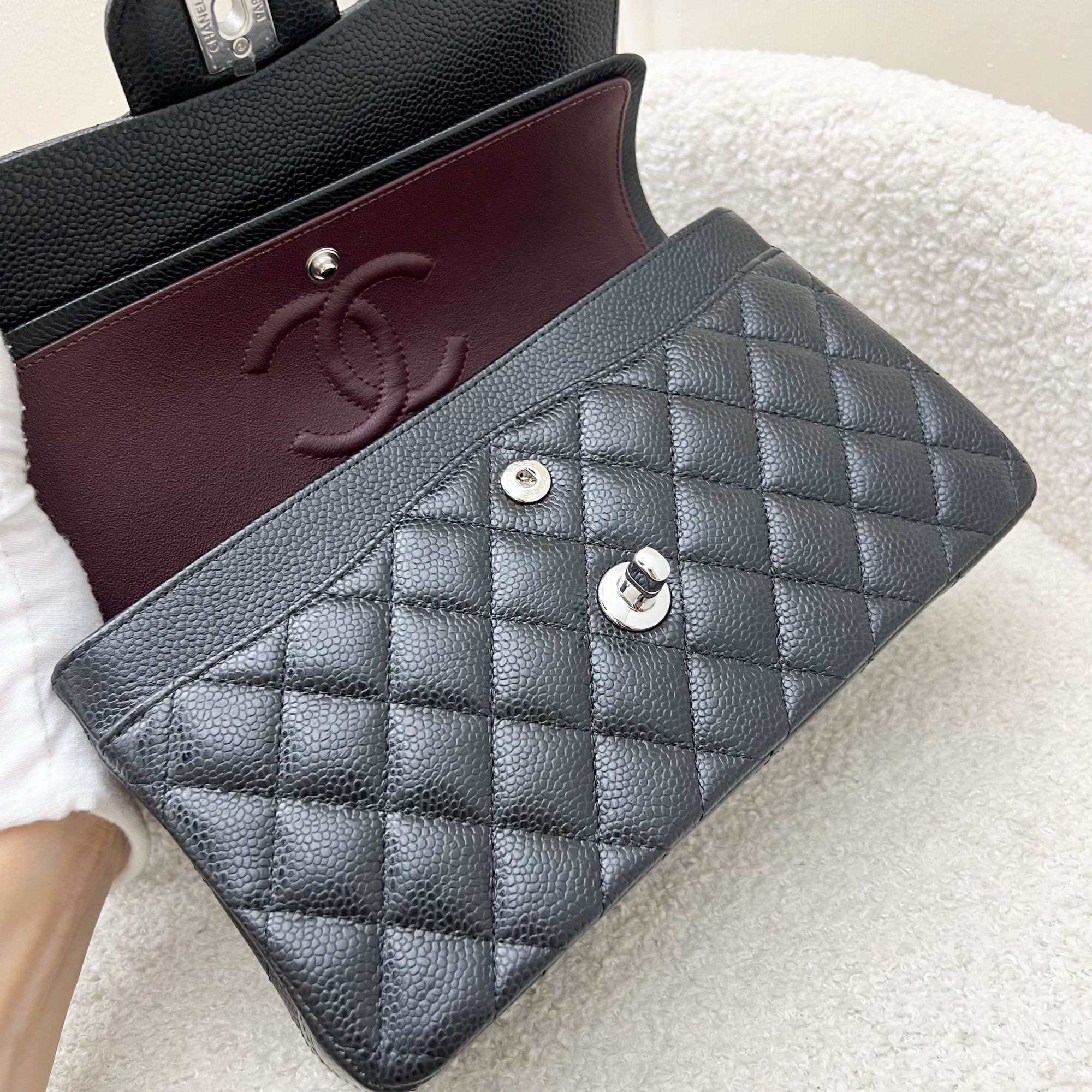 Chanel Small Classic Flap CF in caviale nero e SHW