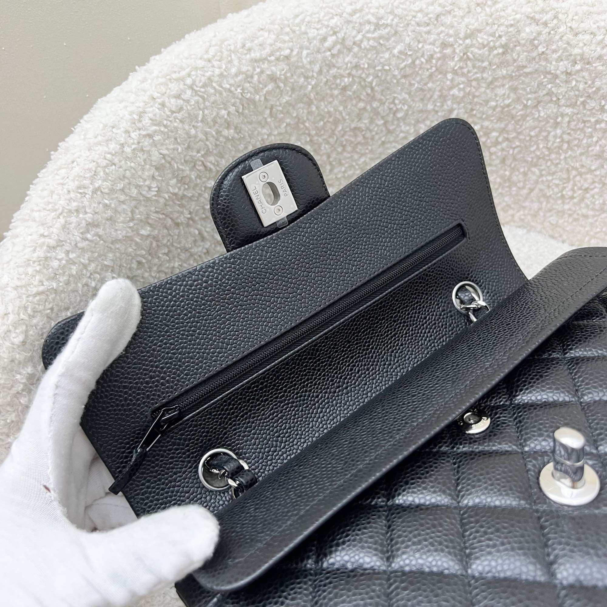 Chanel Small Classic Flap CF in caviale nero e SHW