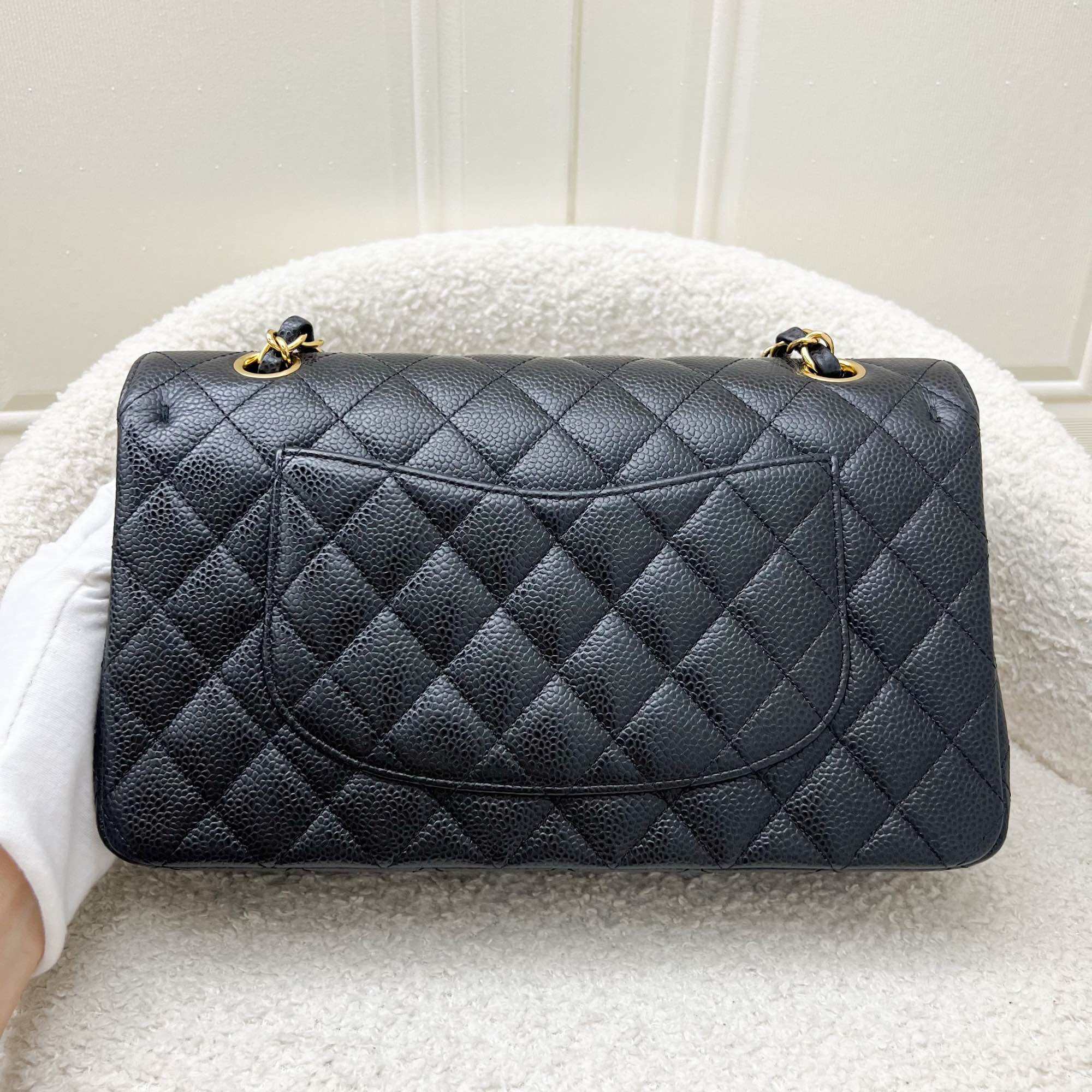 Chanel Medium Classic Flap CF ในสี Black Caviar และ GHW