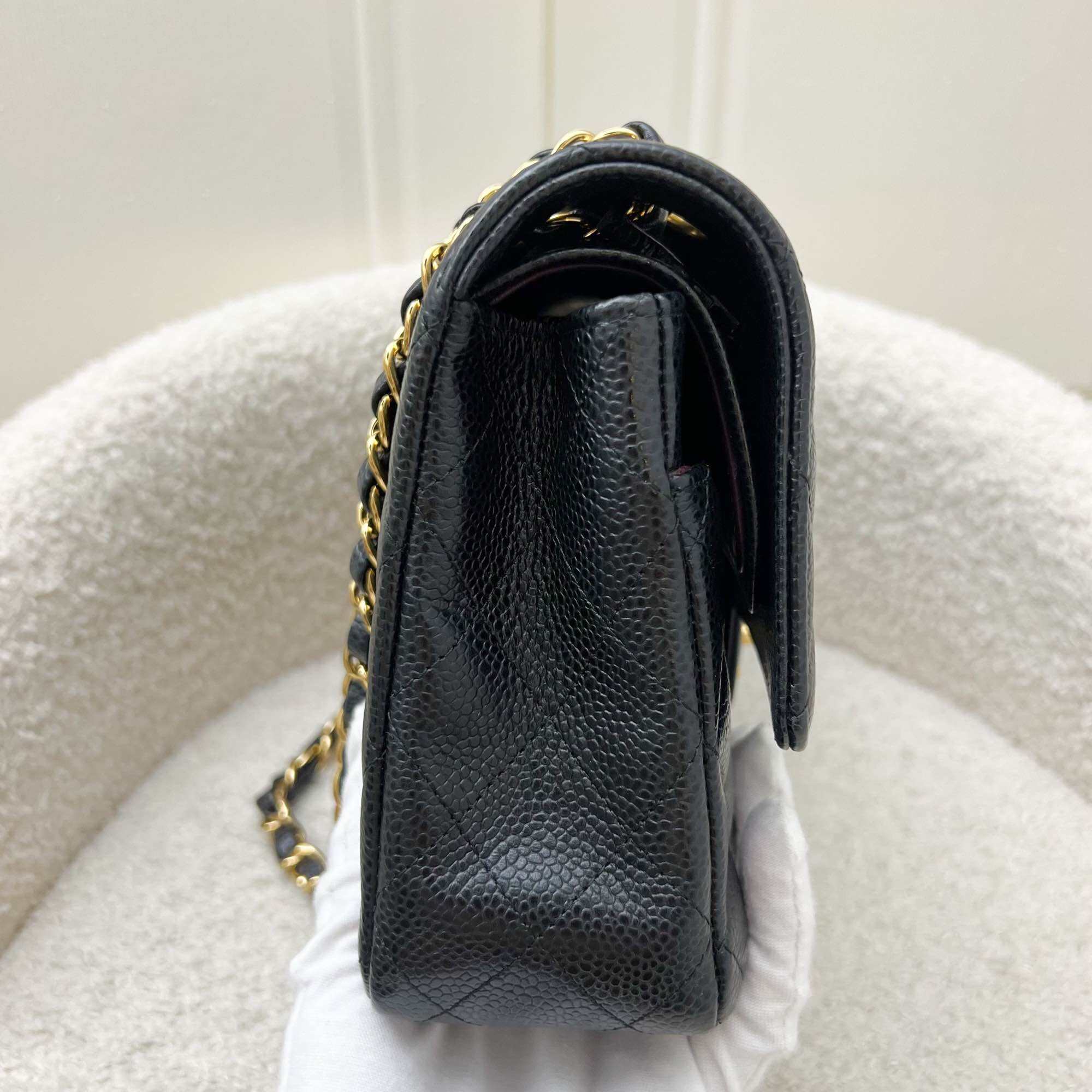 Chanel Medium Classic Flap CF ในสี Black Caviar และ GHW