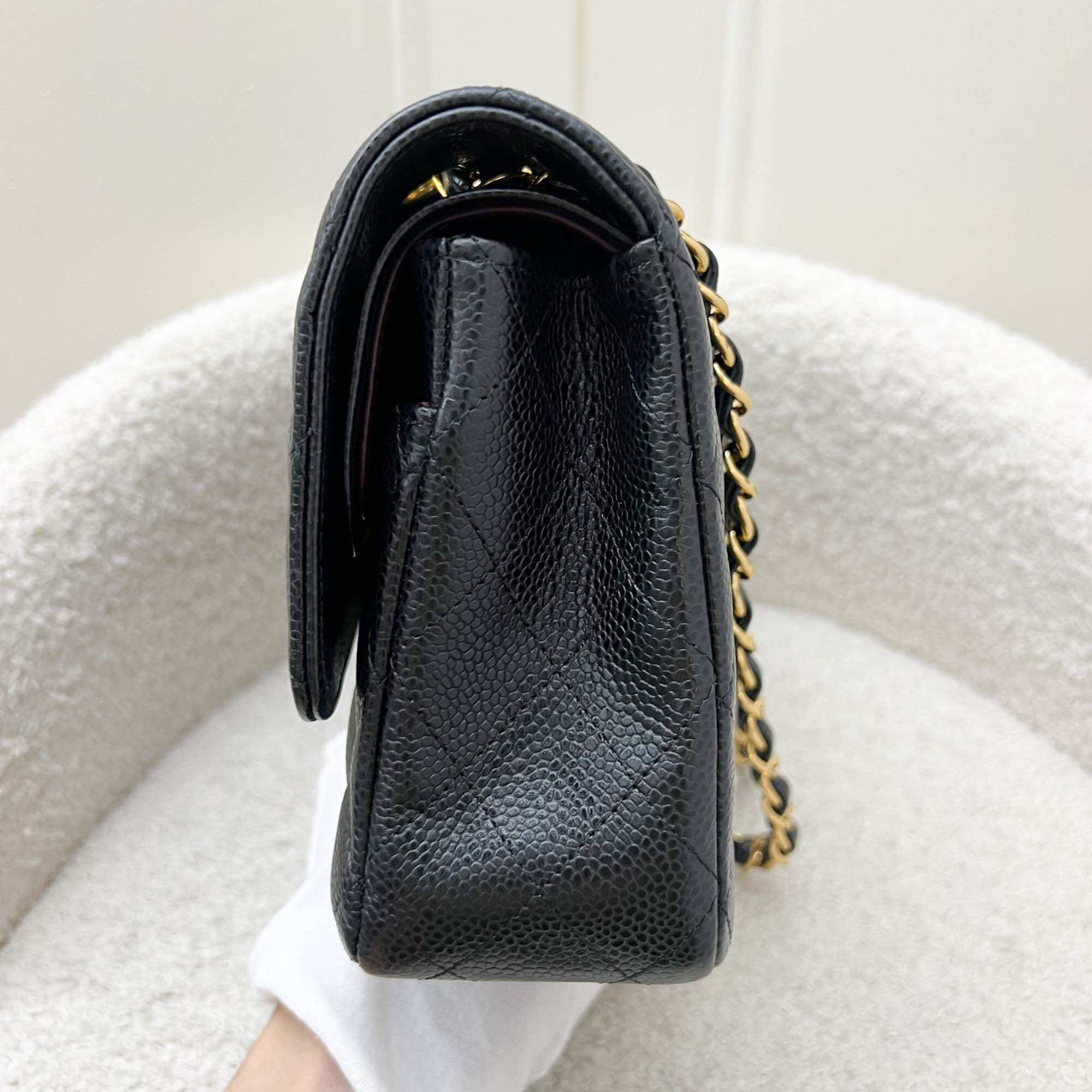 Chanel Medium Classic Flap CF ในสี Black Caviar และ GHW