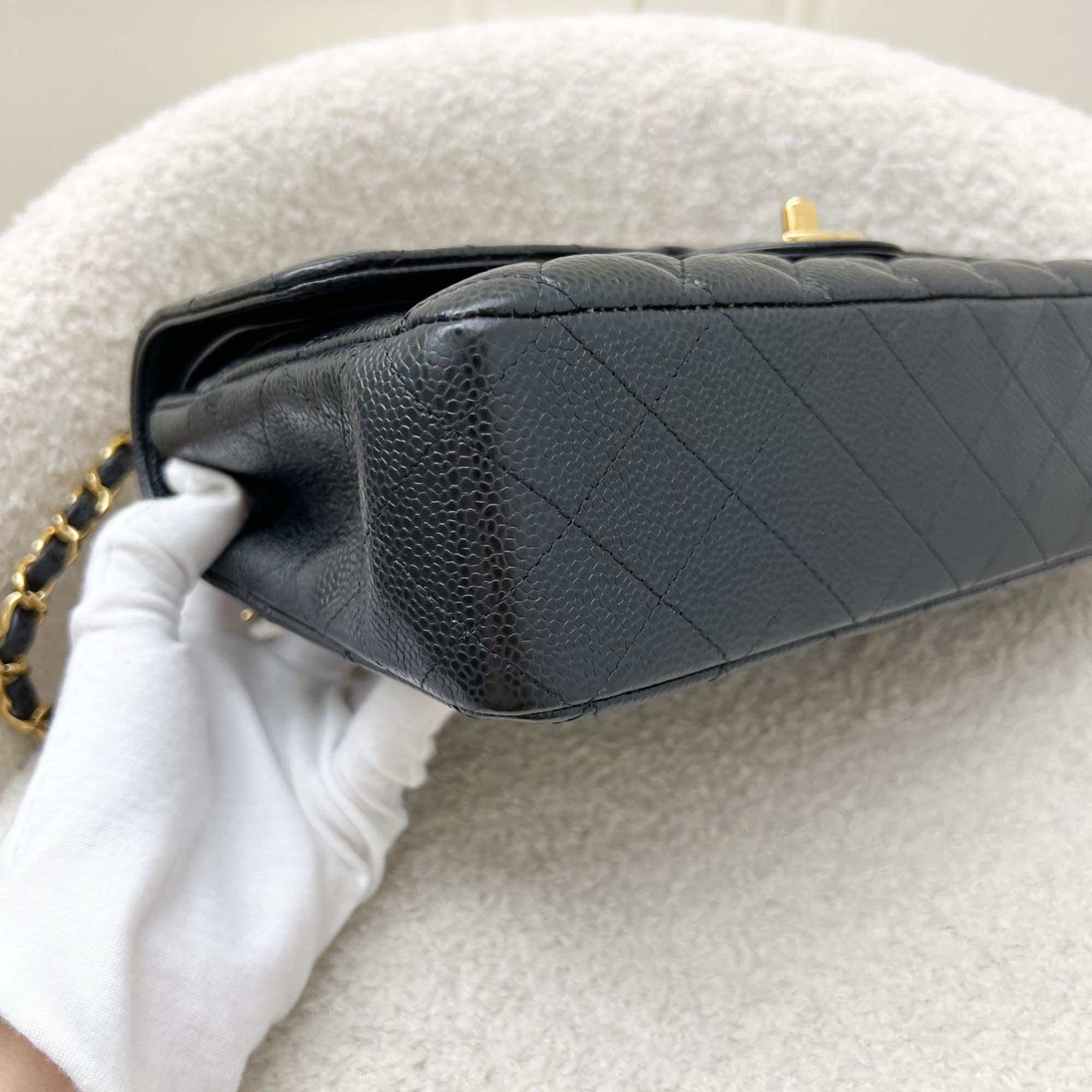 Chanel Medium Classic Flap CF ในสี Black Caviar และ GHW