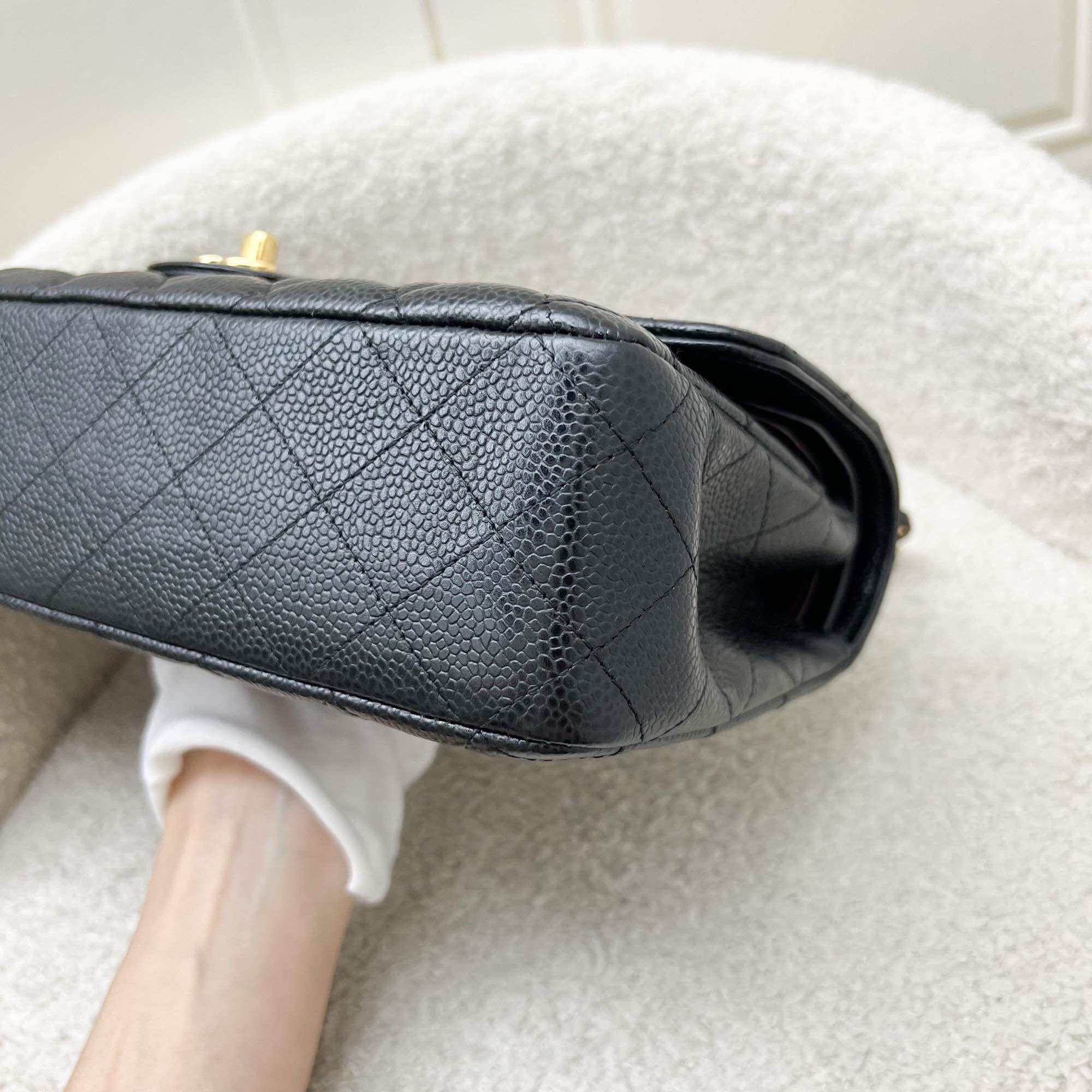 Chanel Medium Classic Flap CF ในสี Black Caviar และ GHW