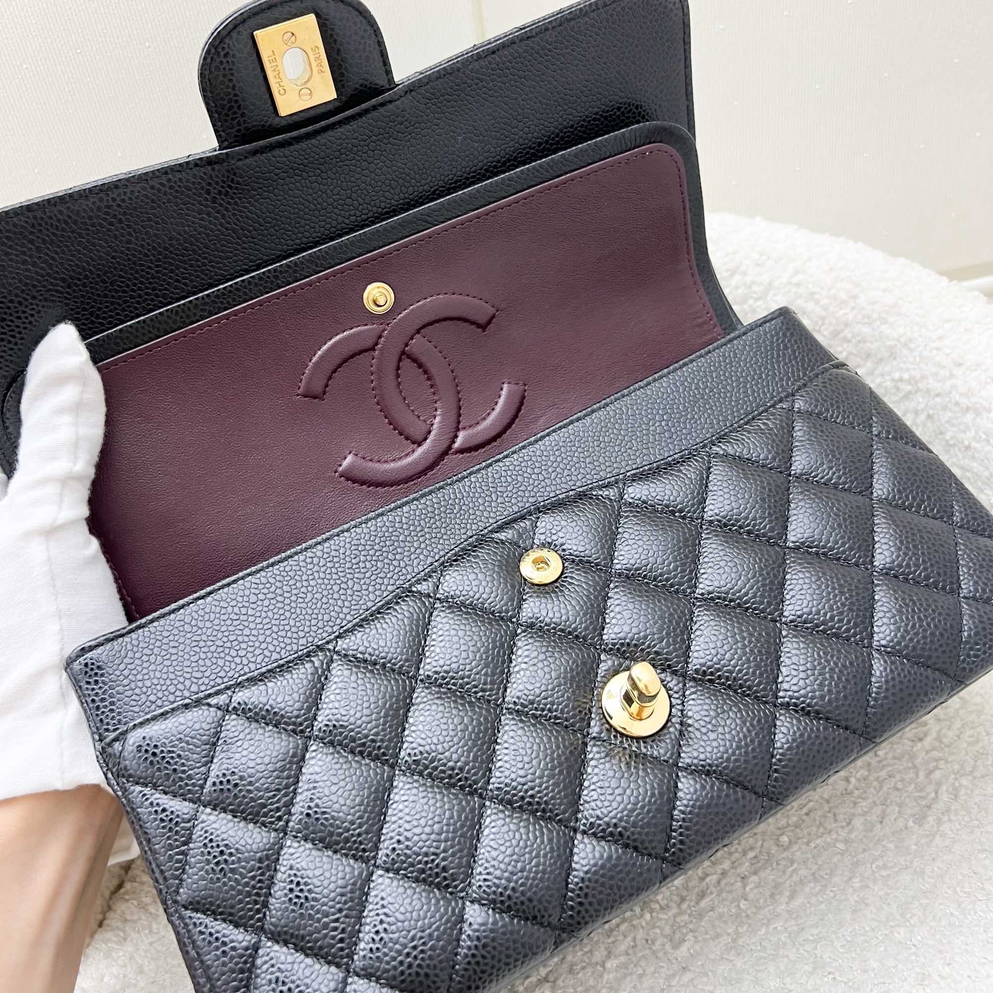 Chanel Medium Classic Flap CF ในสี Black Caviar และ GHW