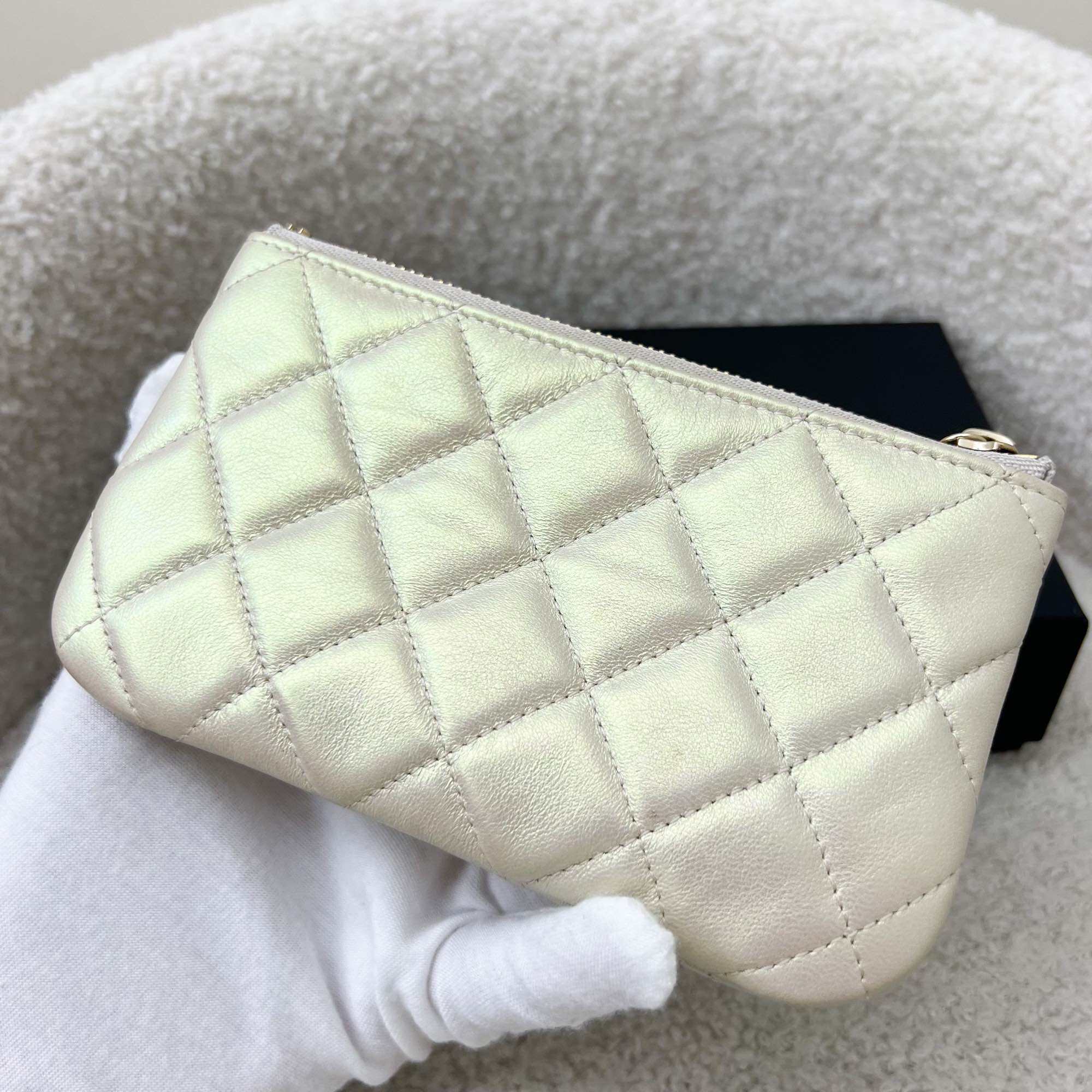 Chanel Mini O-Case ในหนังแกะสีขาวเหลือบรุ้ง LGHW