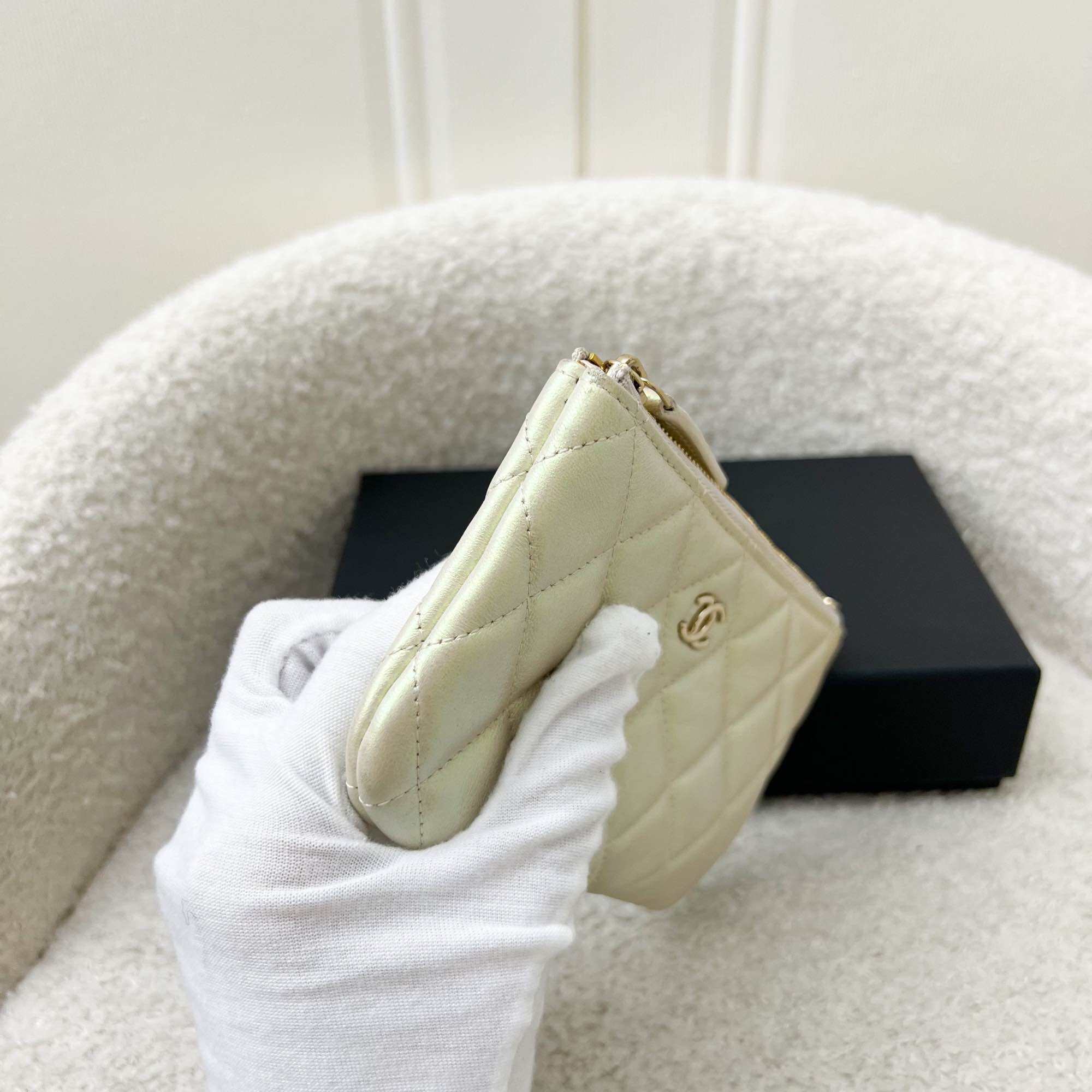 Chanel Mini O-Case ในหนังแกะสีขาวเหลือบรุ้ง LGHW