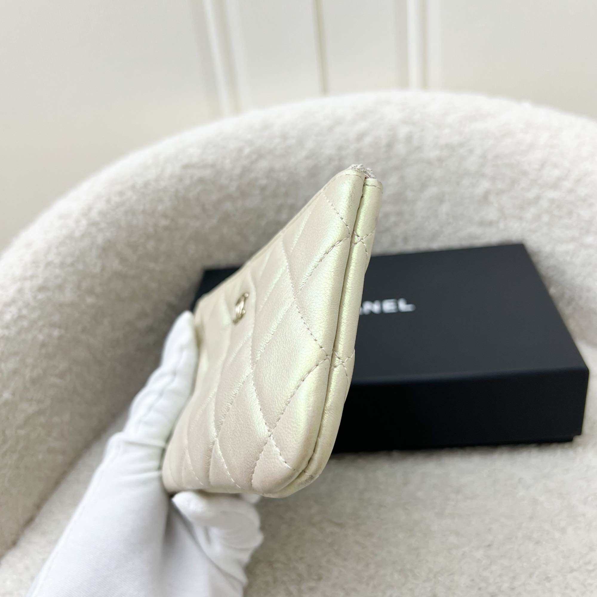 Chanel Mini O-Case ในหนังแกะสีขาวเหลือบรุ้ง LGHW