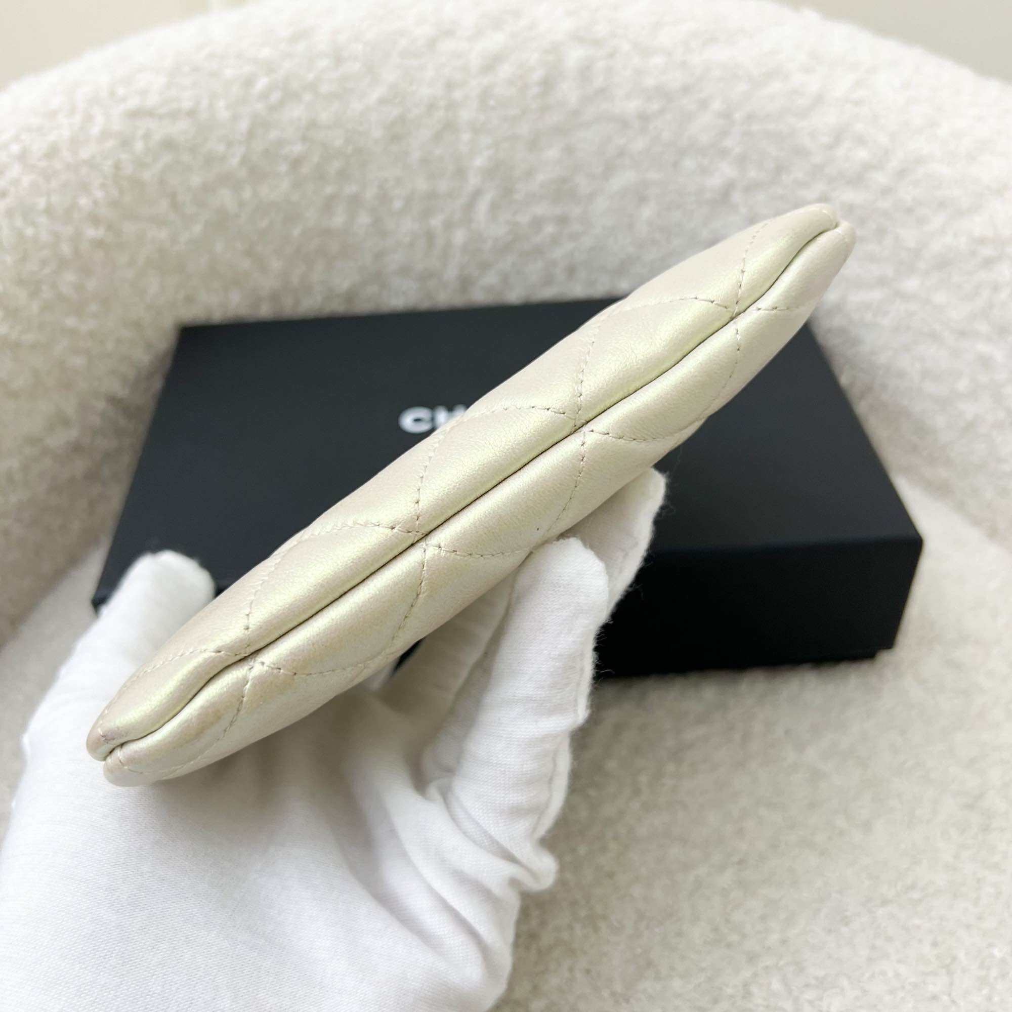 Chanel Mini O-Case ในหนังแกะสีขาวเหลือบรุ้ง LGHW