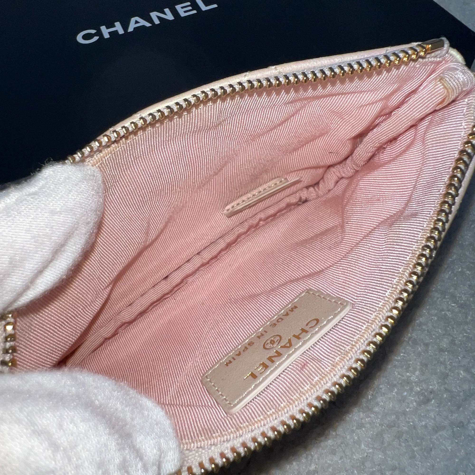 Chanel Mini O-Case ในหนังแกะสีขาวเหลือบรุ้ง LGHW