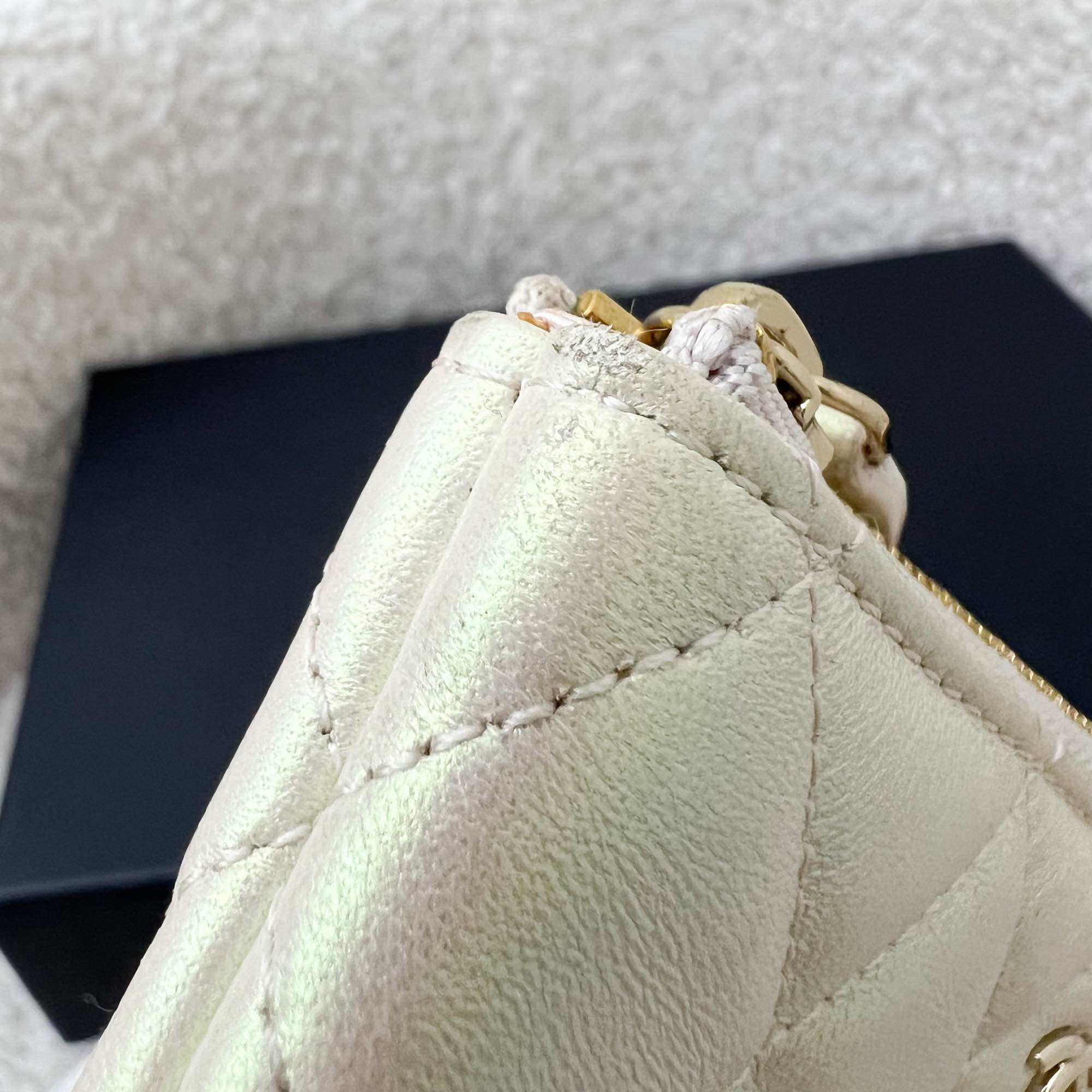 Chanel Mini O-Case ในหนังแกะสีขาวเหลือบรุ้ง LGHW