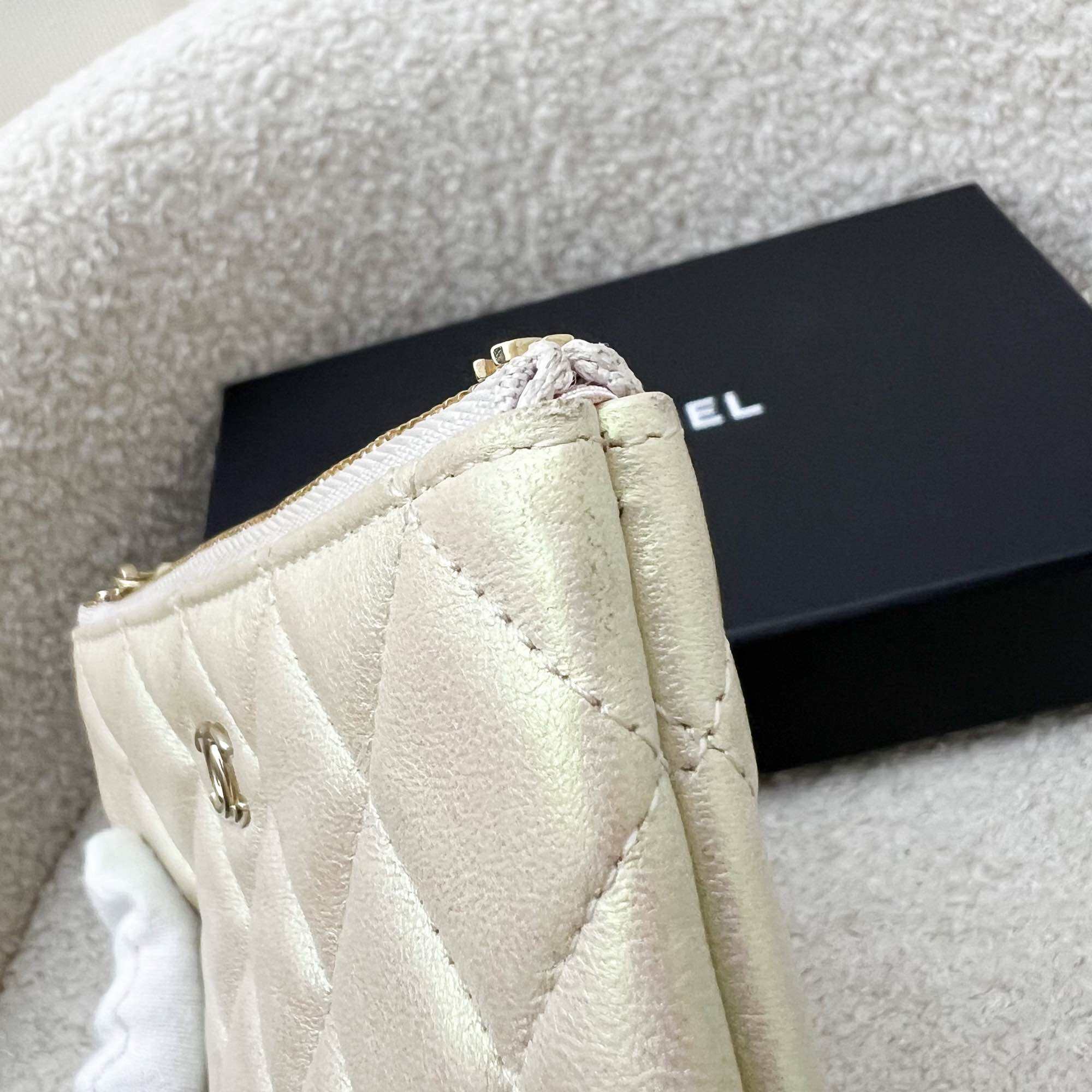 Chanel Mini O-Case ในหนังแกะสีขาวเหลือบรุ้ง LGHW