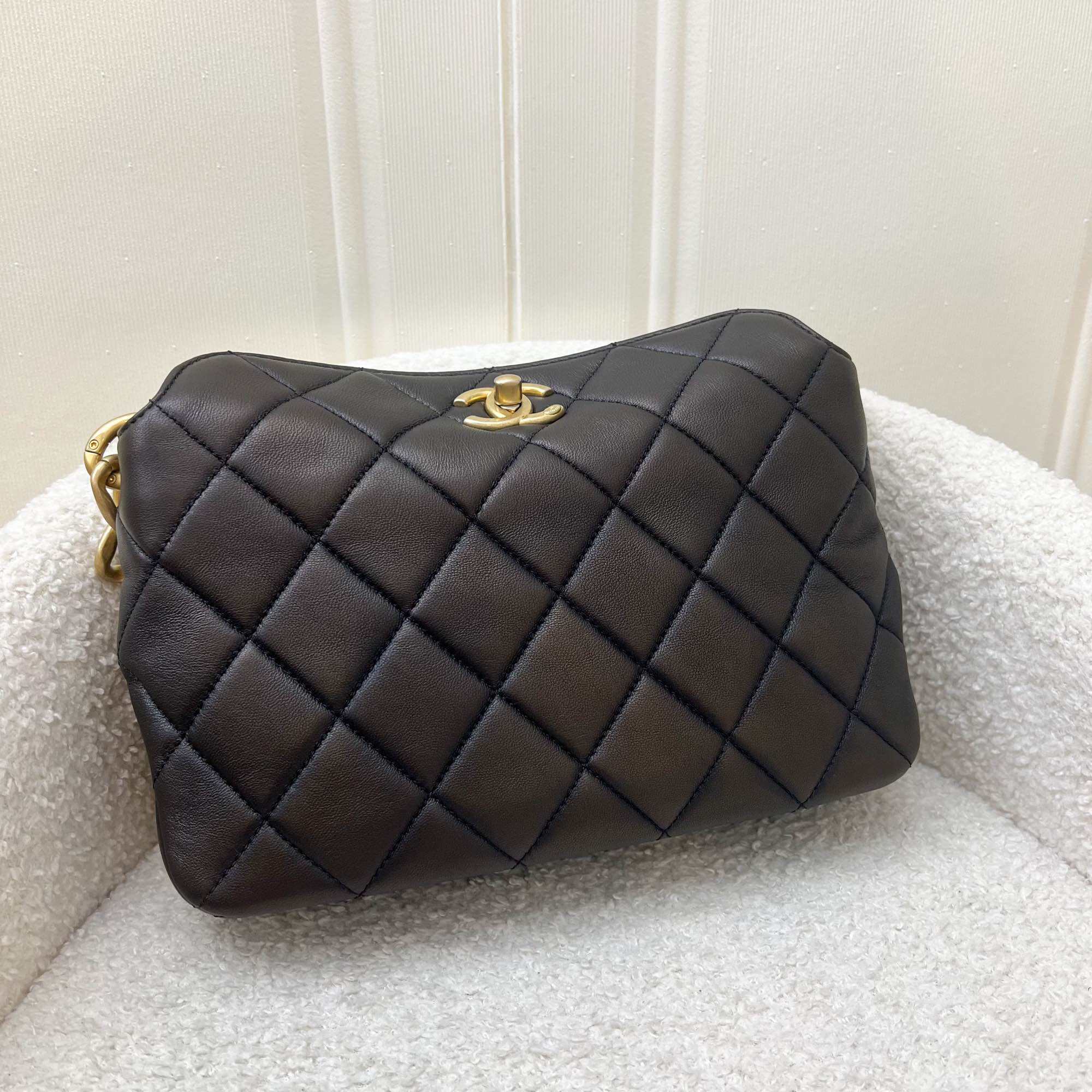 Chanel 23A Hobo Schultertasche aus schwarzem Lammfell und AGHW