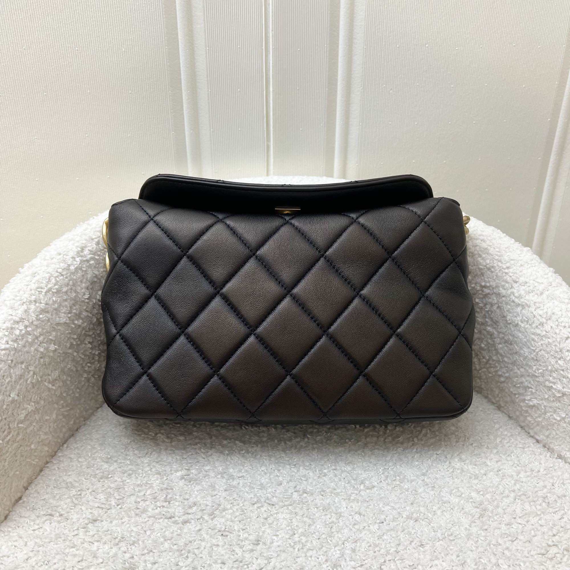 Chanel 23A Hobo Schultertasche aus schwarzem Lammfell und AGHW