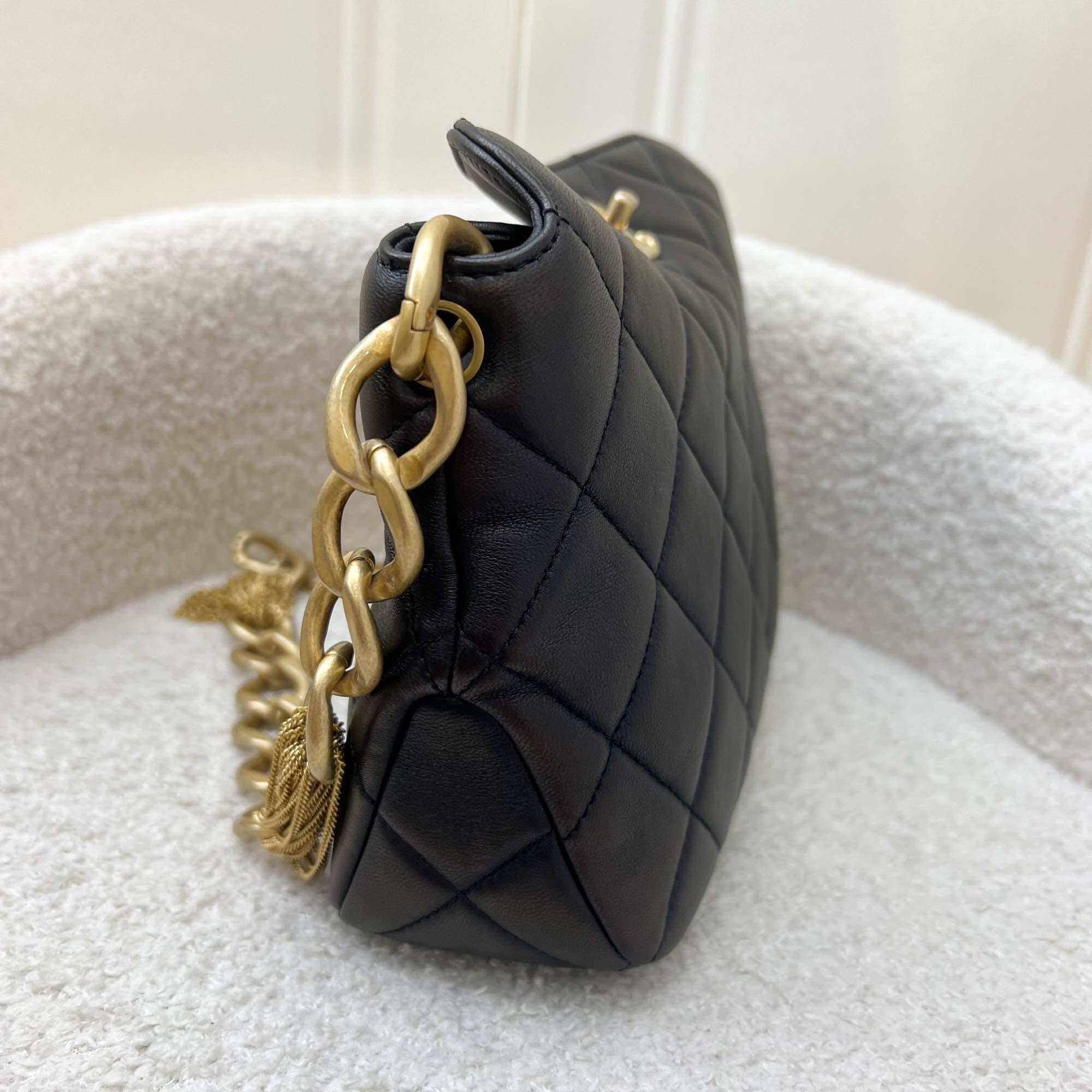 Chanel 23A Hobo Schultertasche aus schwarzem Lammfell und AGHW