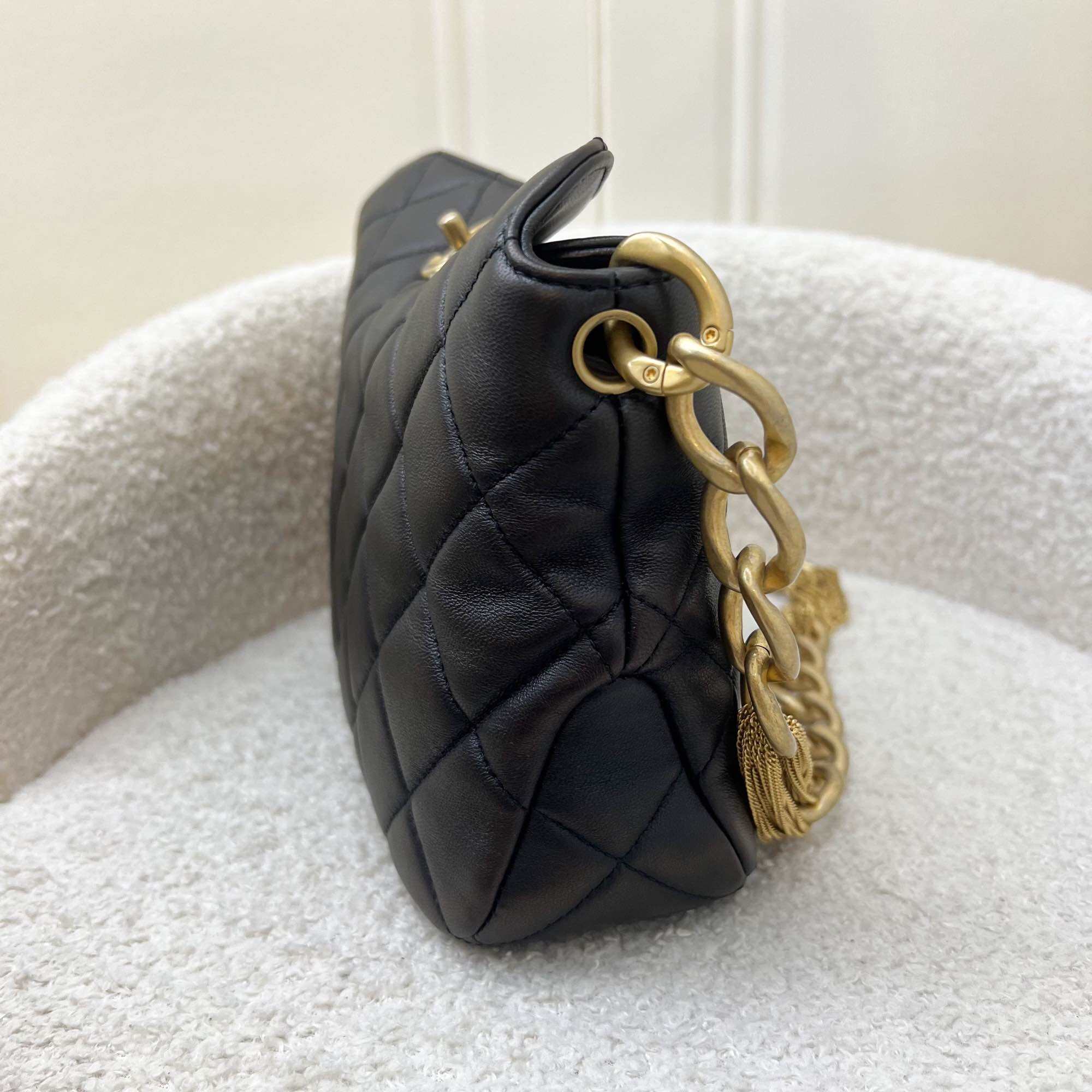 Chanel 23A Hobo Schultertasche aus schwarzem Lammfell und AGHW