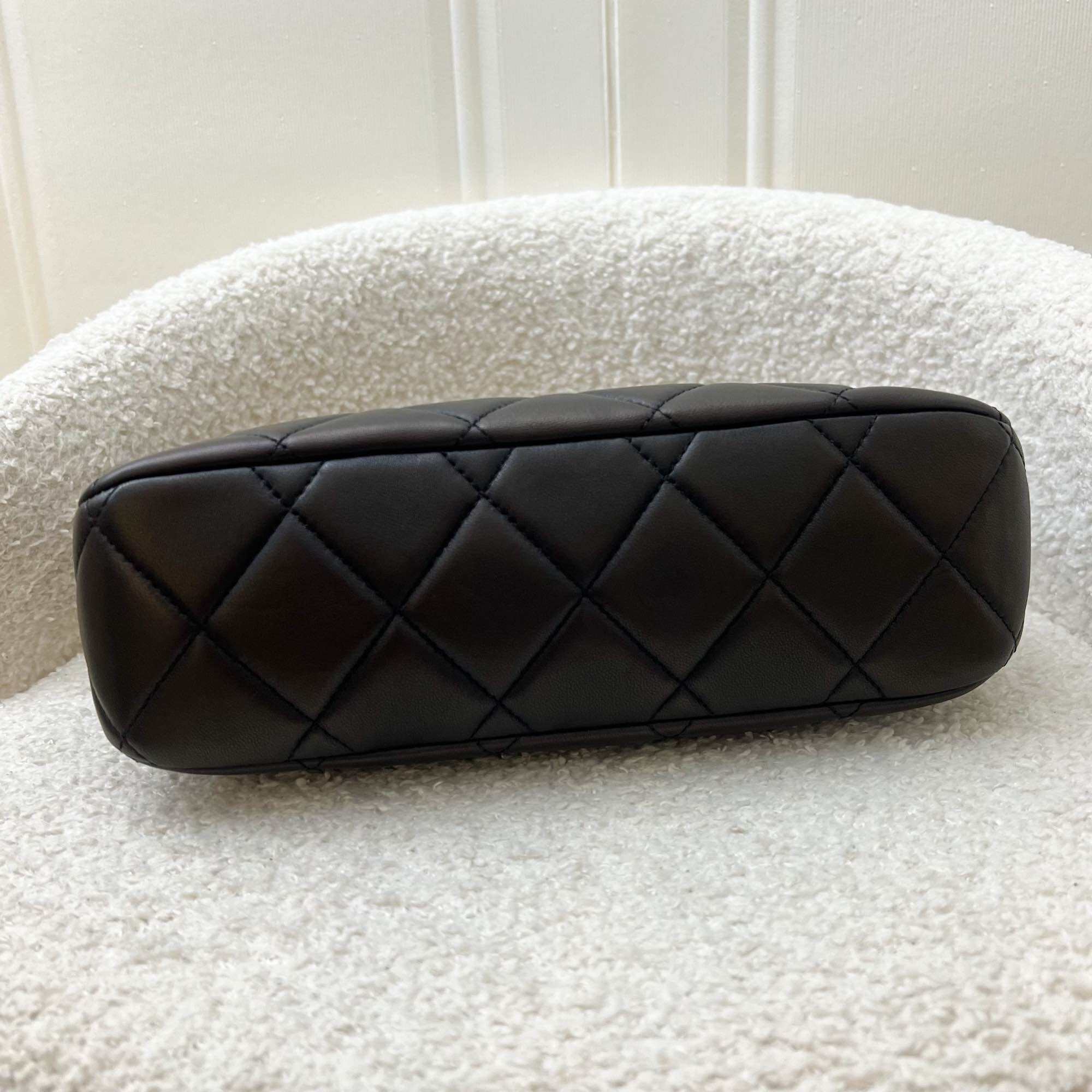 Chanel 23A Hobo Schultertasche aus schwarzem Lammfell und AGHW