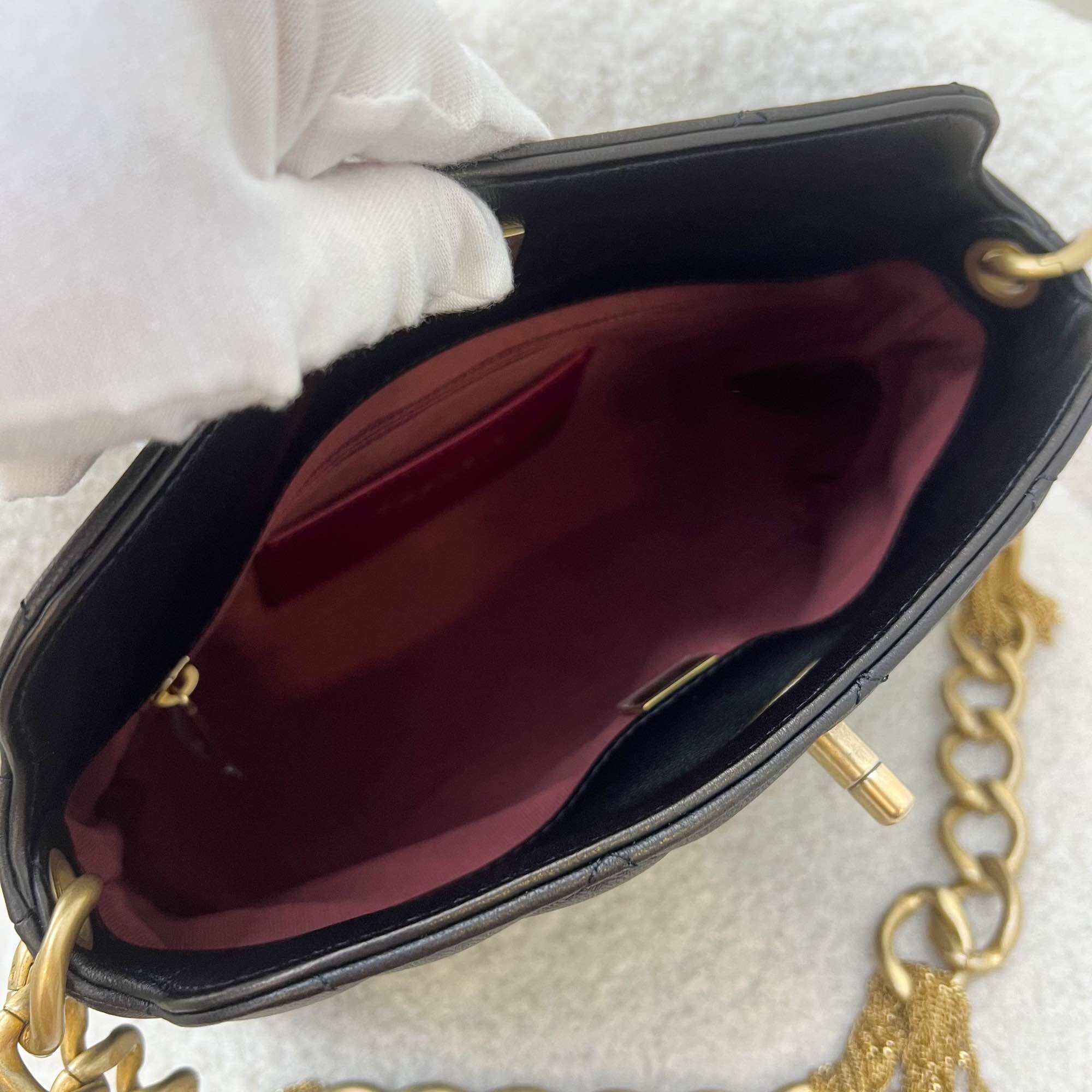 Chanel 23A Hobo Schultertasche aus schwarzem Lammfell und AGHW