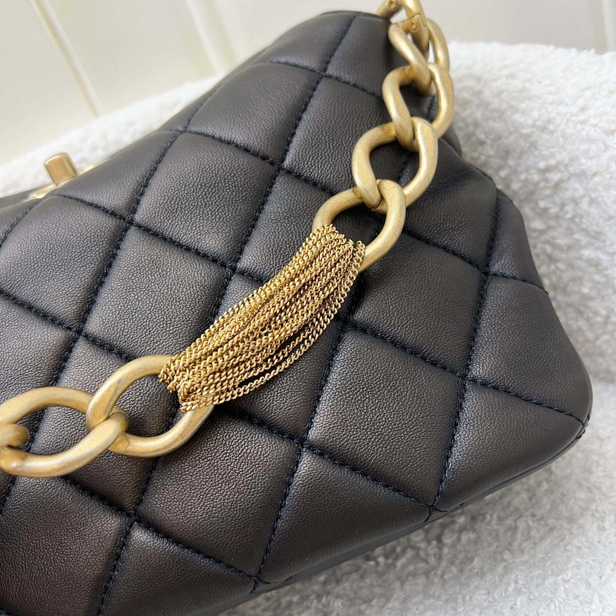 Chanel 23A Hobo Schultertasche aus schwarzem Lammfell und AGHW