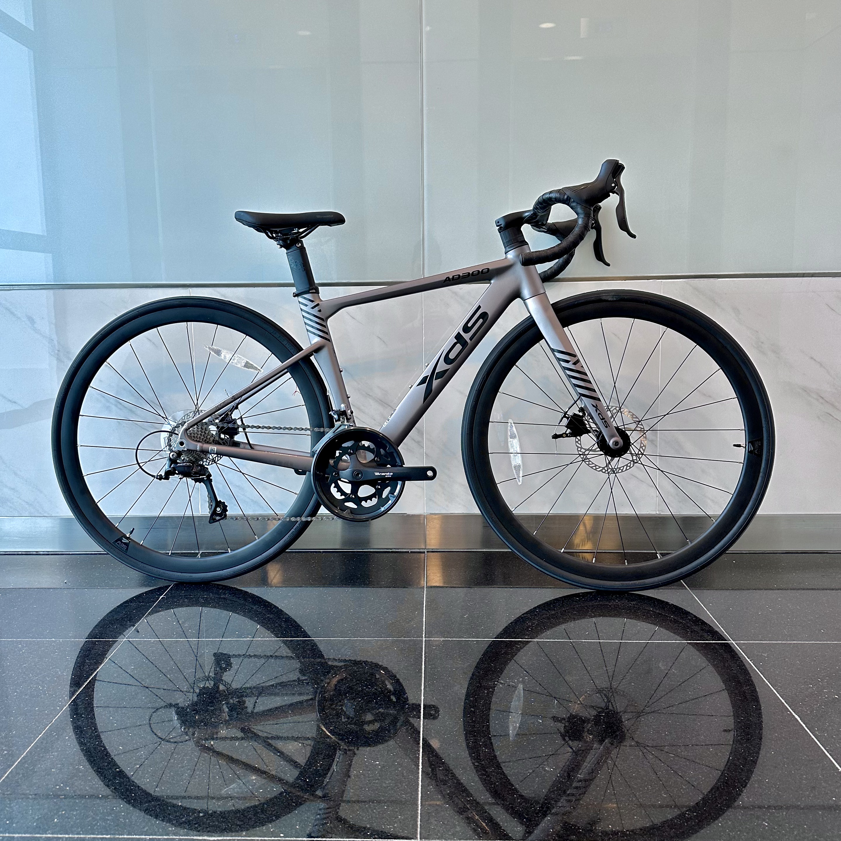 XDS AD 300 Aero Road Bike, Shimano 9-speed Sora with Hydraulic Disc Brakes · v8