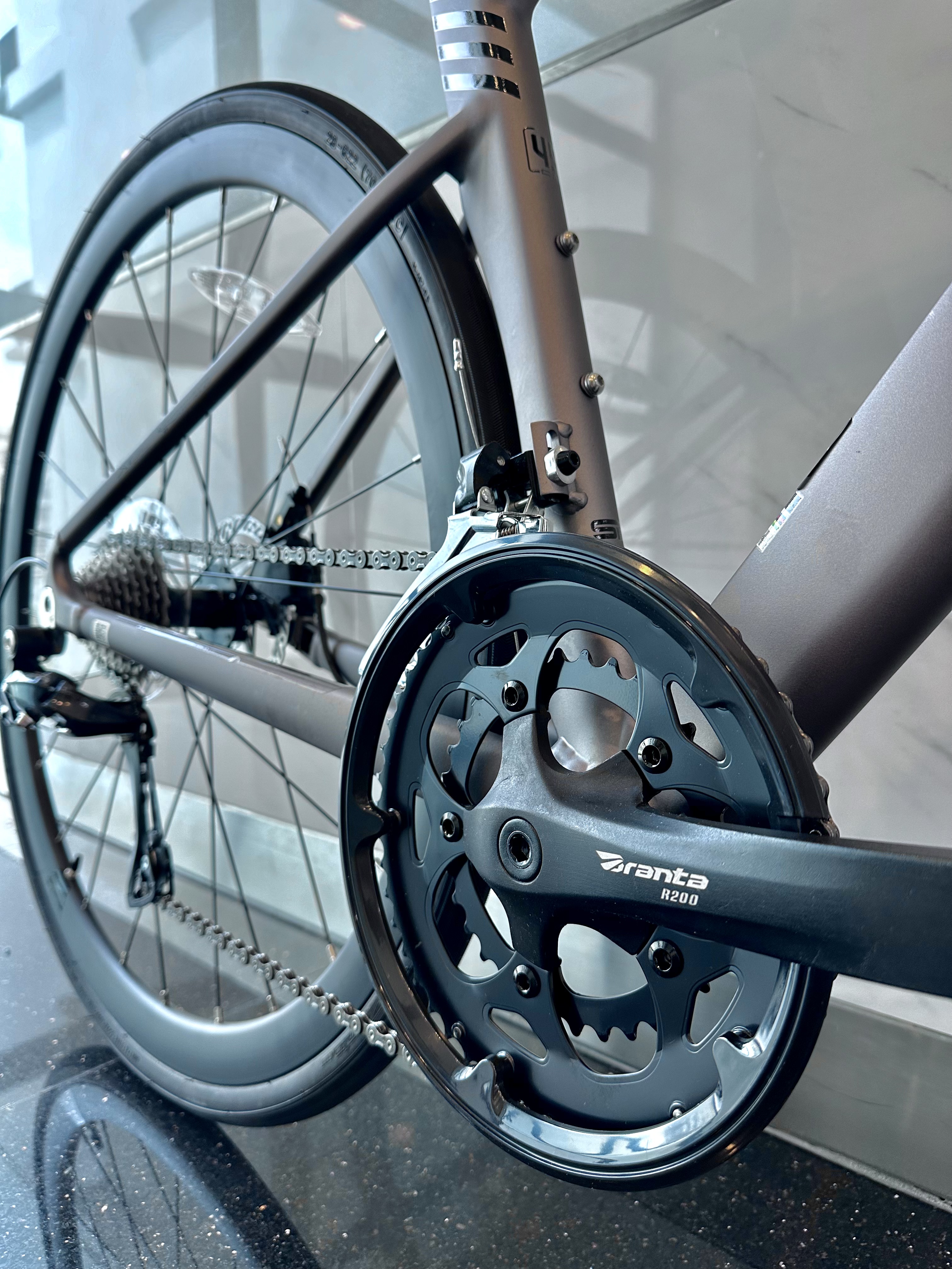 XDS AD 300 Aero Road Bike, Shimano 9-speed Sora with Hydraulic Disc Brakes · v8