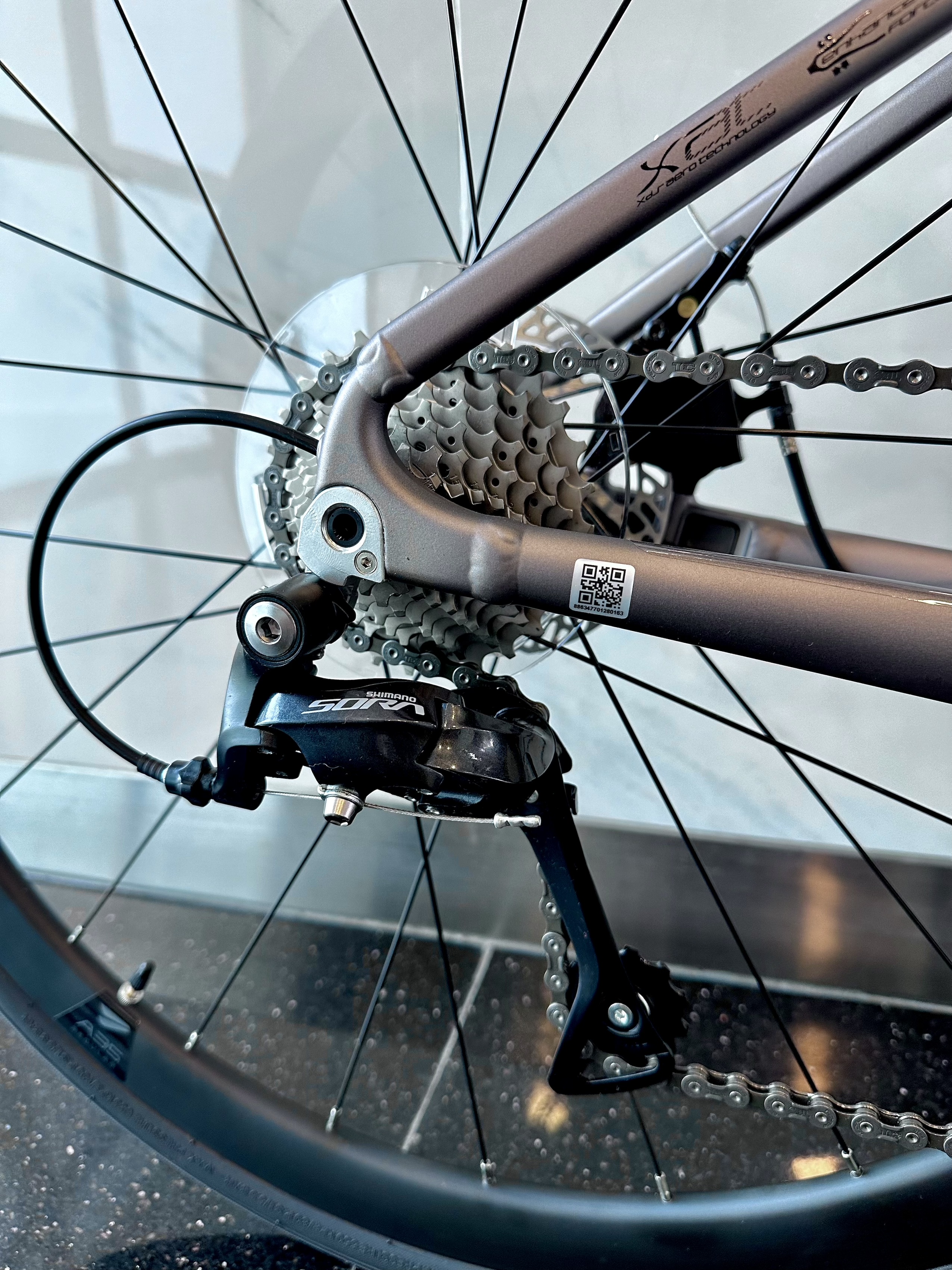 XDS AD 300 Aero Road Bike, Shimano 9-speed Sora with Hydraulic Disc Brakes · v8