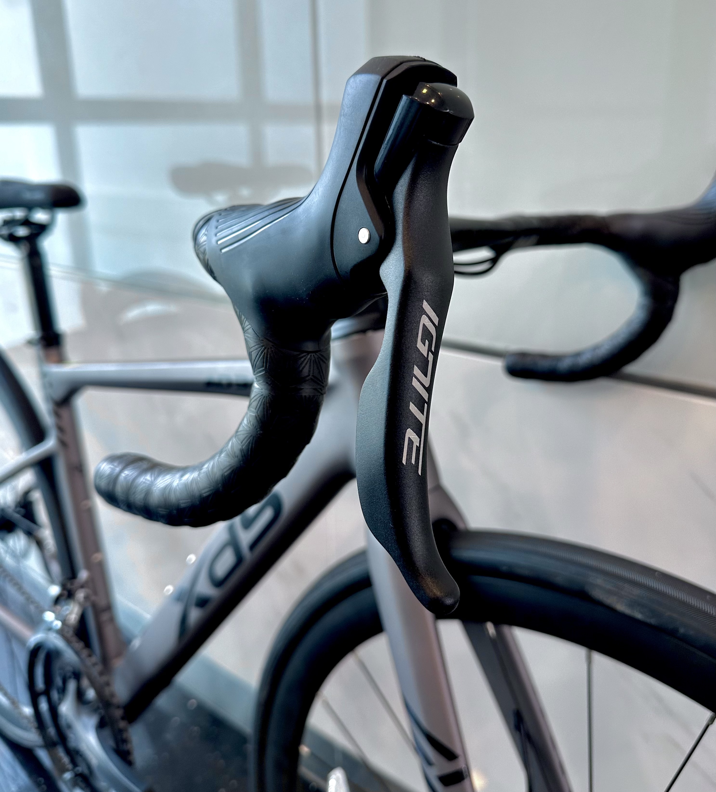 XDS AD 300 Aero Road Bike, Shimano 9-speed Sora with Hydraulic Disc Brakes · v8