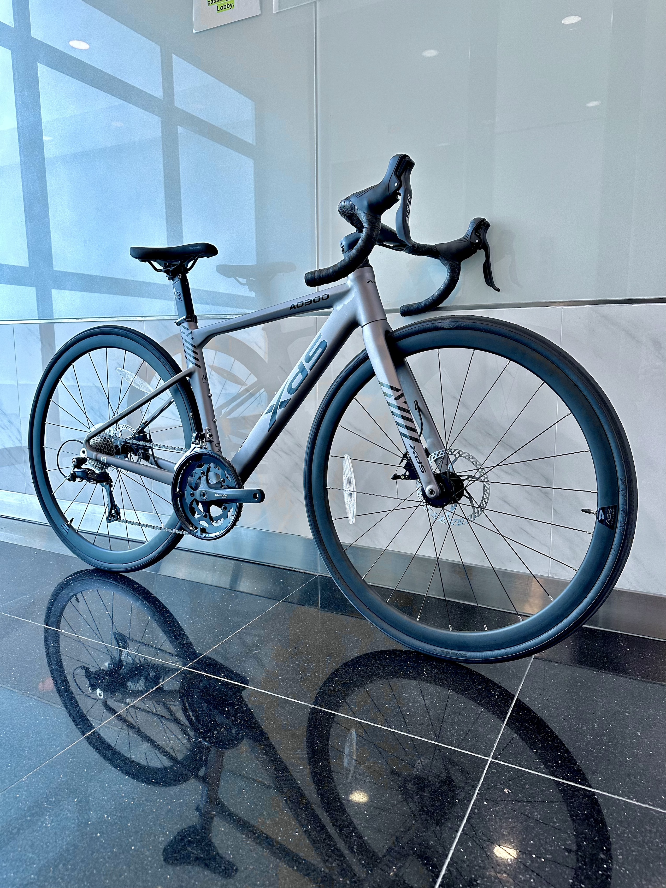 XDS AD 300 Aero Road Bike, Shimano 9-speed Sora with Hydraulic Disc Brakes · v8