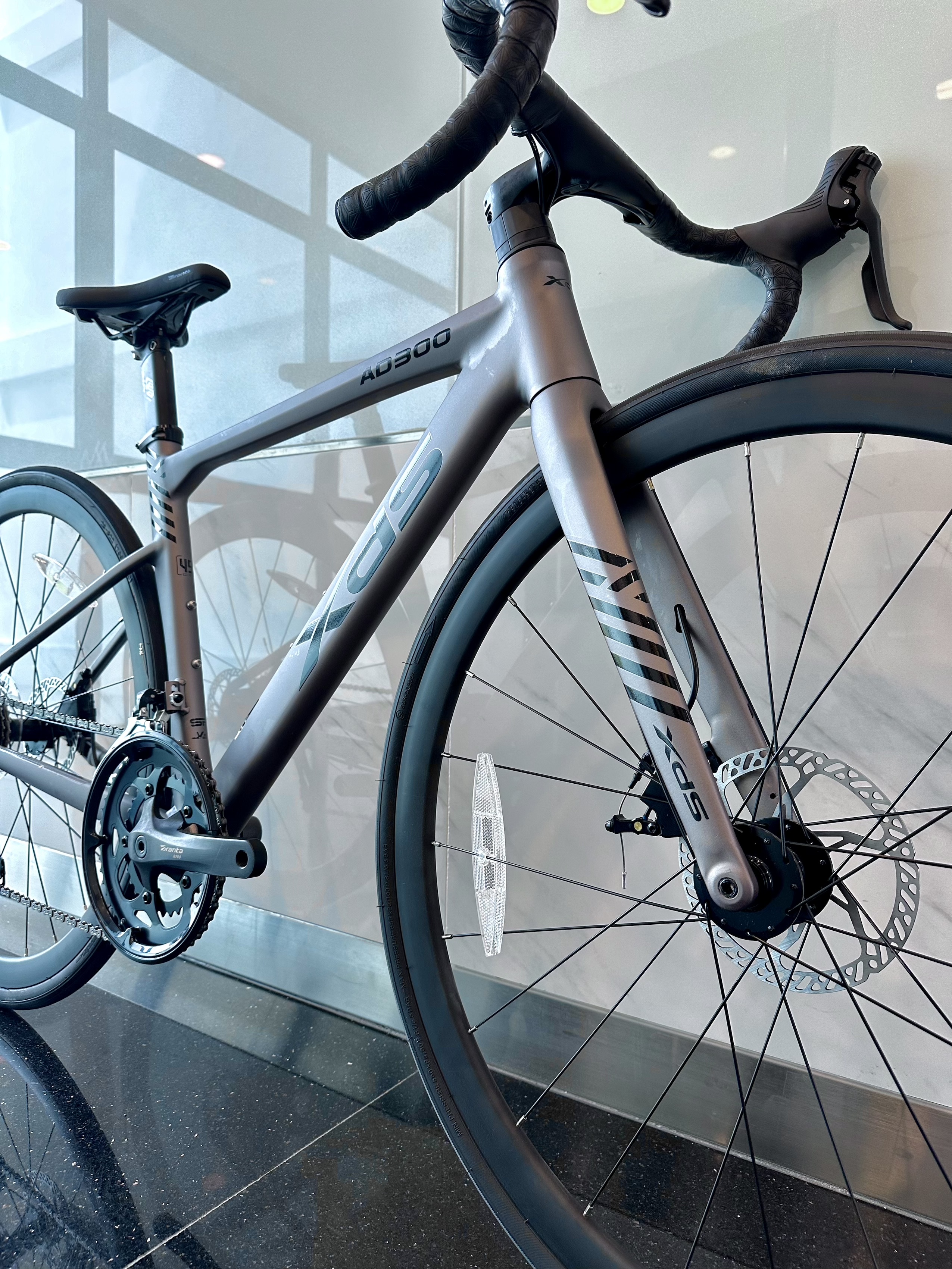 XDS AD 300 Aero Road Bike, Shimano 9-speed Sora with Hydraulic Disc Brakes · v8