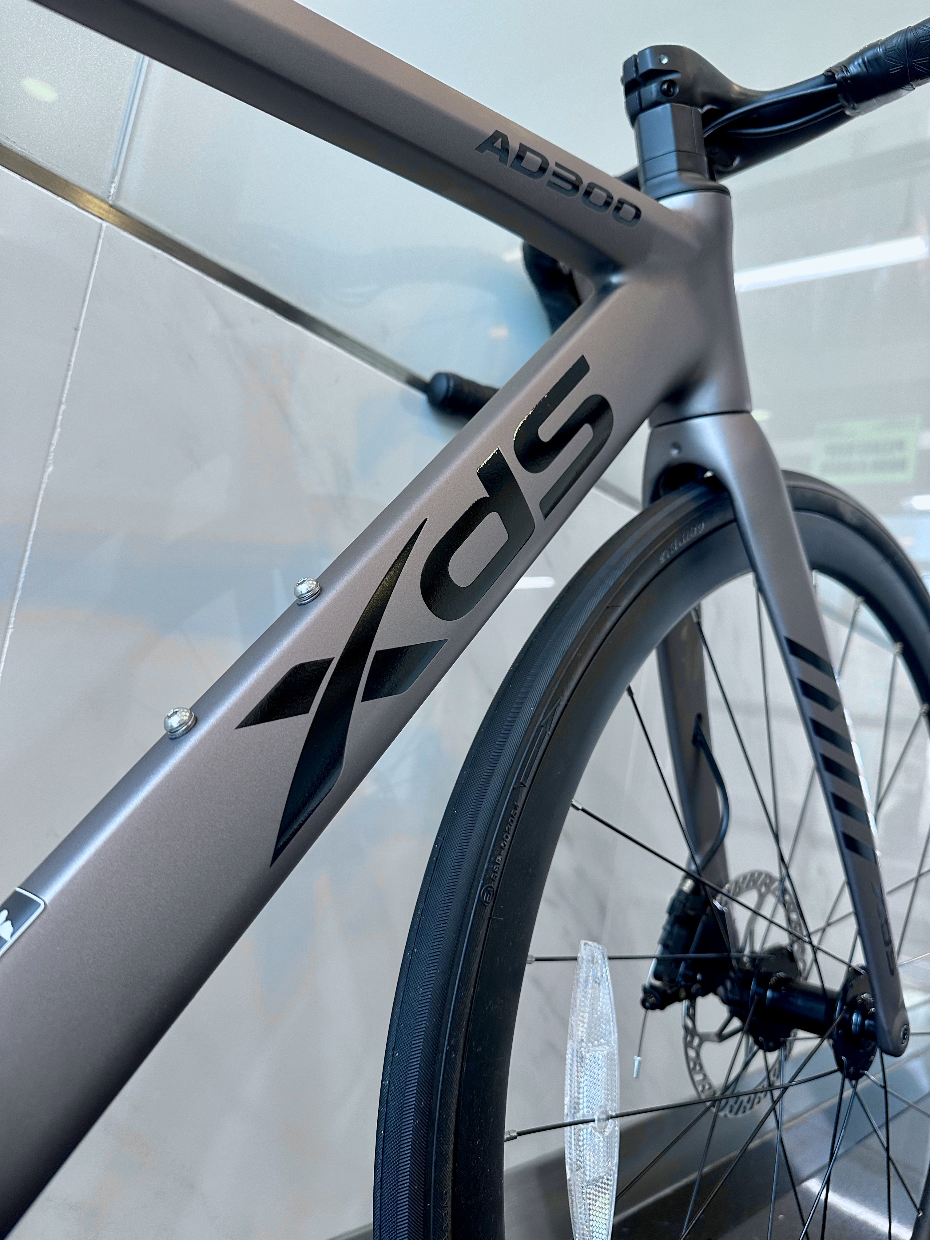 XDS AD 300 Aero Road Bike, Shimano 9-speed Sora with Hydraulic Disc Brakes · v8